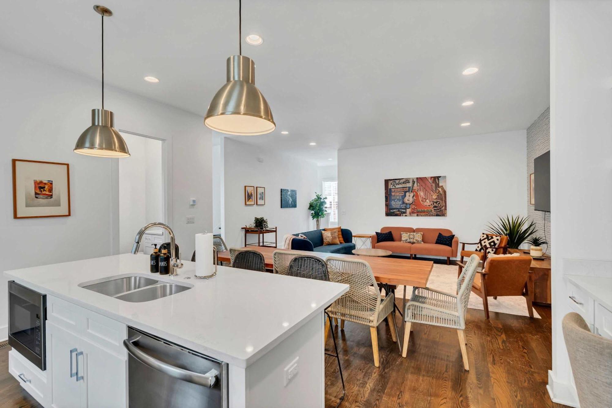 Large With Rooftop & Views Sleeps 12 Nashville