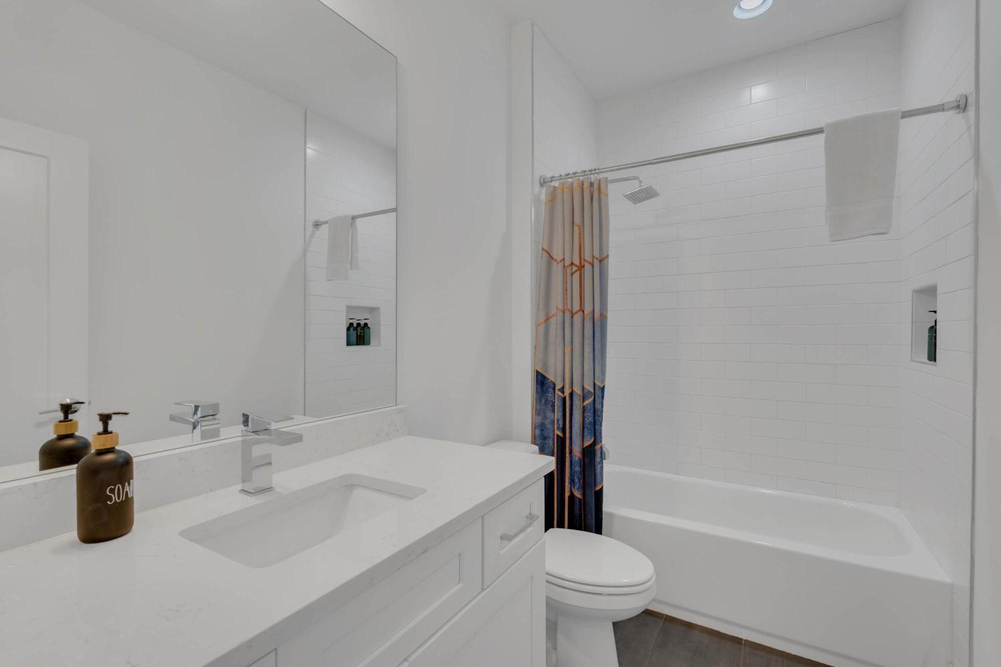 Holiday home 3 Lux Homes Huge Rooftop 2mi To Broadway Sleeps 36