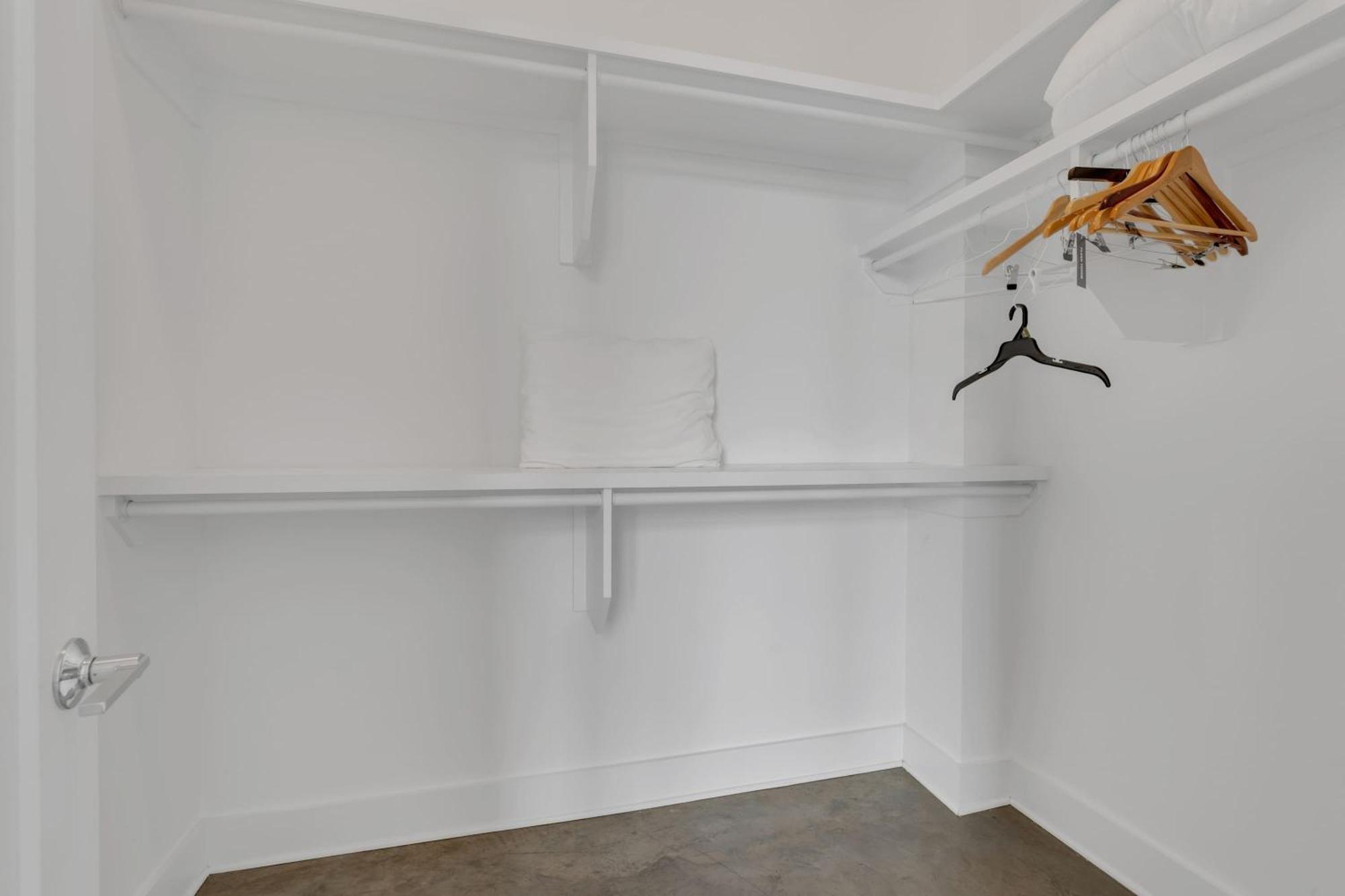 Holiday home 3 Lux Homes Huge Rooftop 2mi To Broadway Sleeps 36