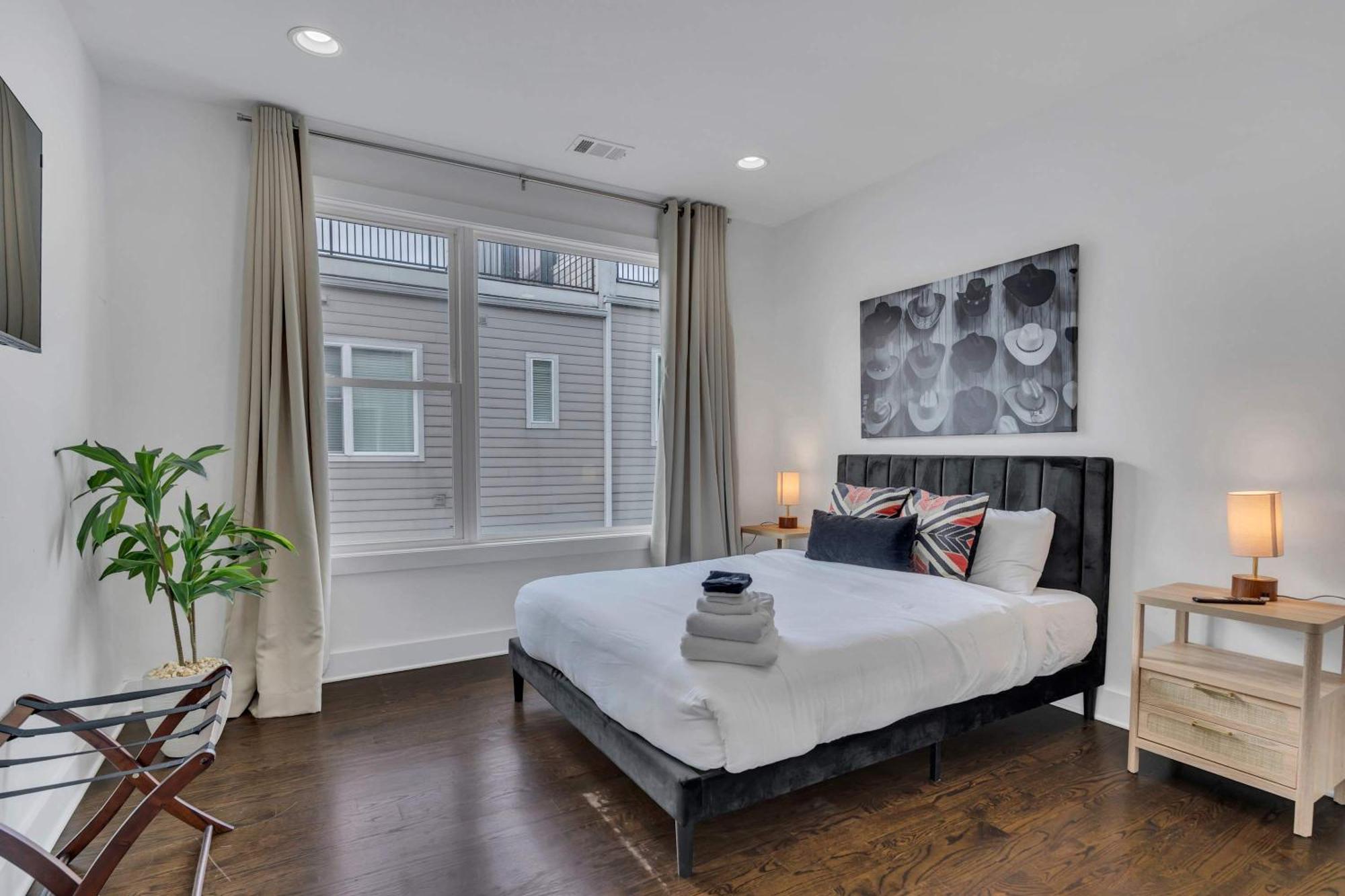 Holiday home 3 Lux Homes Huge Rooftop 2mi To Broadway Sleeps 36 Nashville