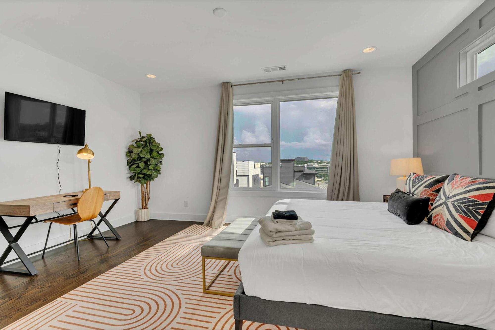 2 Lux Homes With Rooftop Views Sleeps 24 Nashville