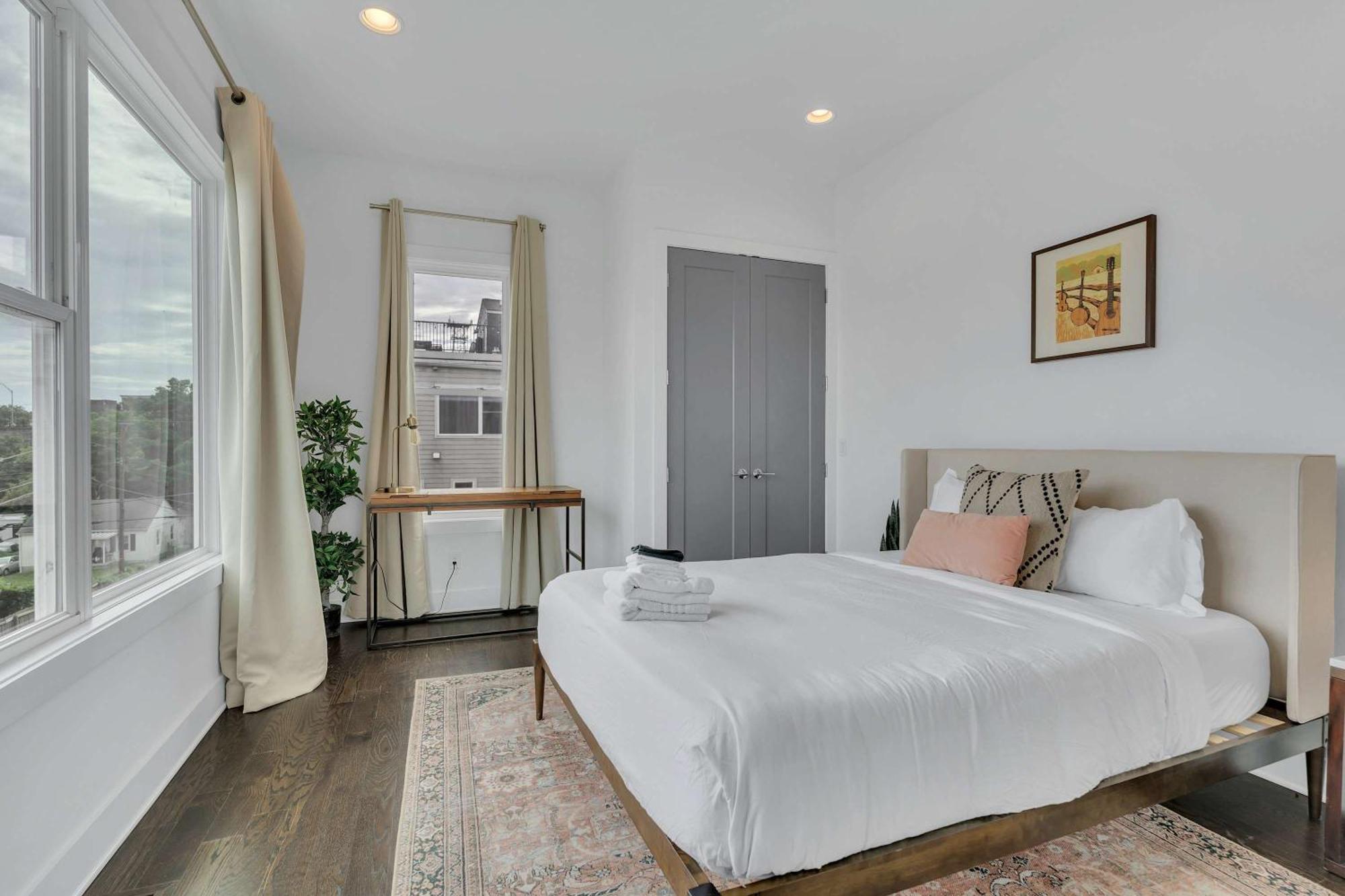 2 Lux Homes With Rooftop Views Sleeps 24 Holiday home Nashville