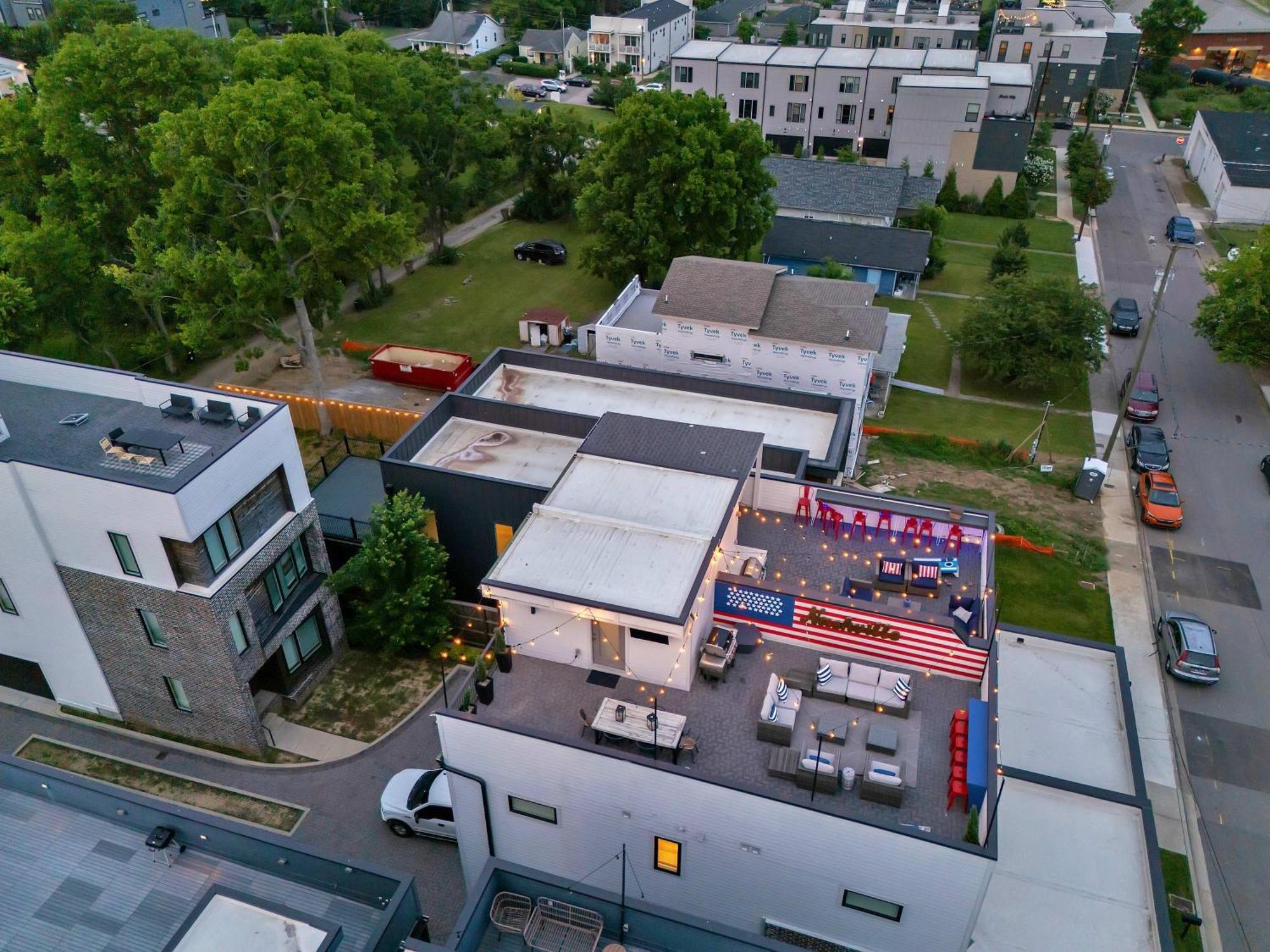 Rooftop Deck & Shuffleboard Bbq Near Downtown Nashville