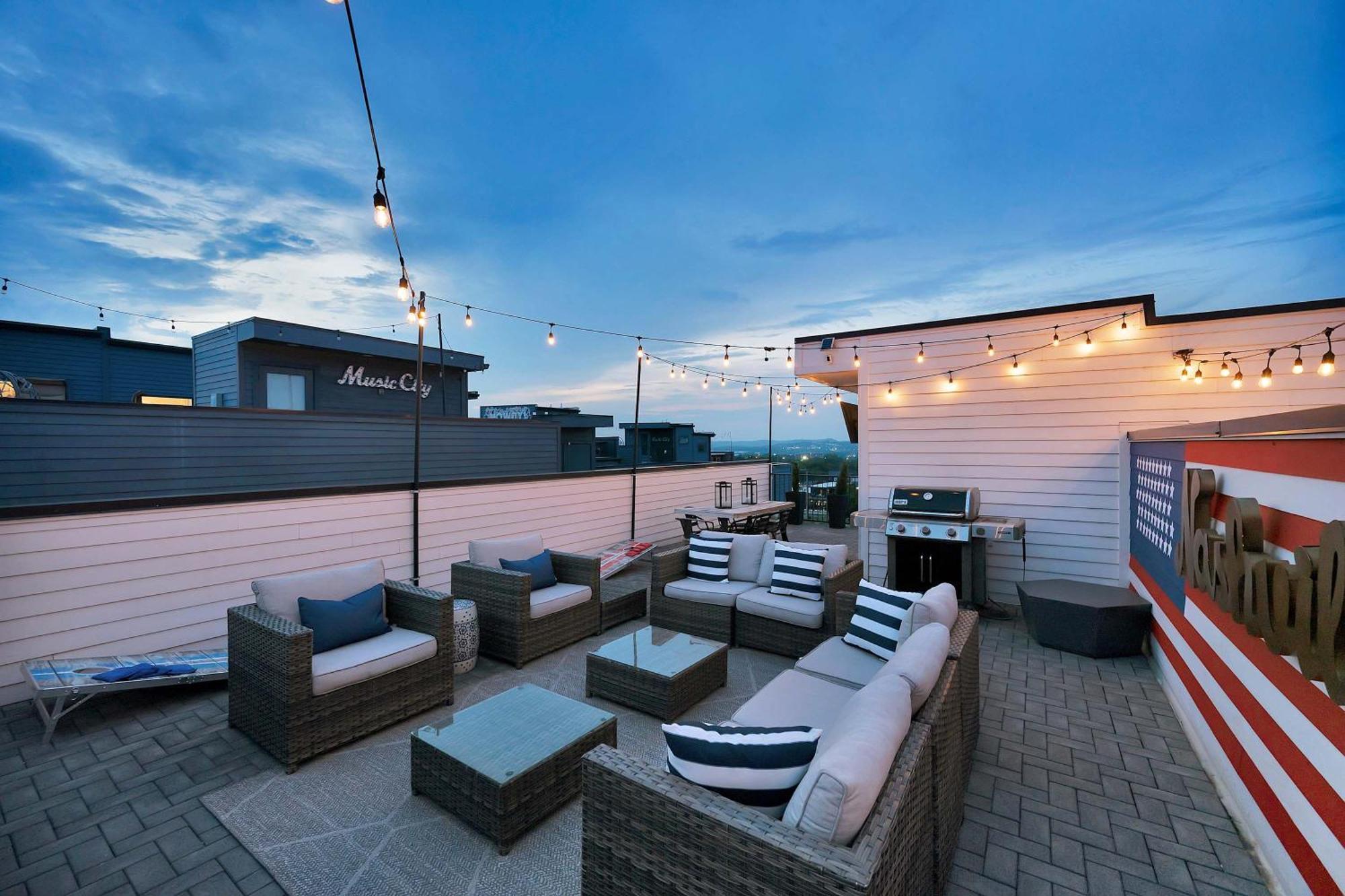 Holiday home Rooftop Deck & Shuffleboard Bbq Near Downtown *