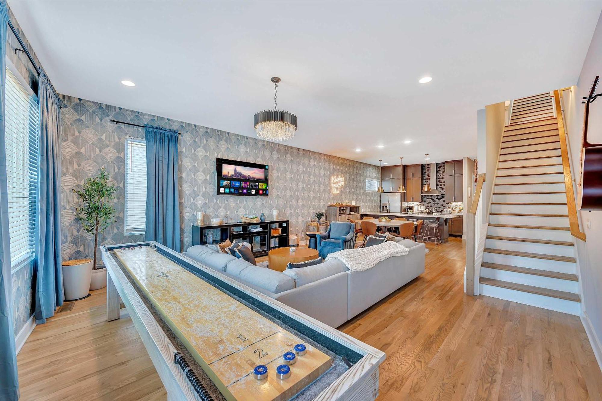 Holiday home Rooftop Deck & Shuffleboard Bbq Near Downtown *