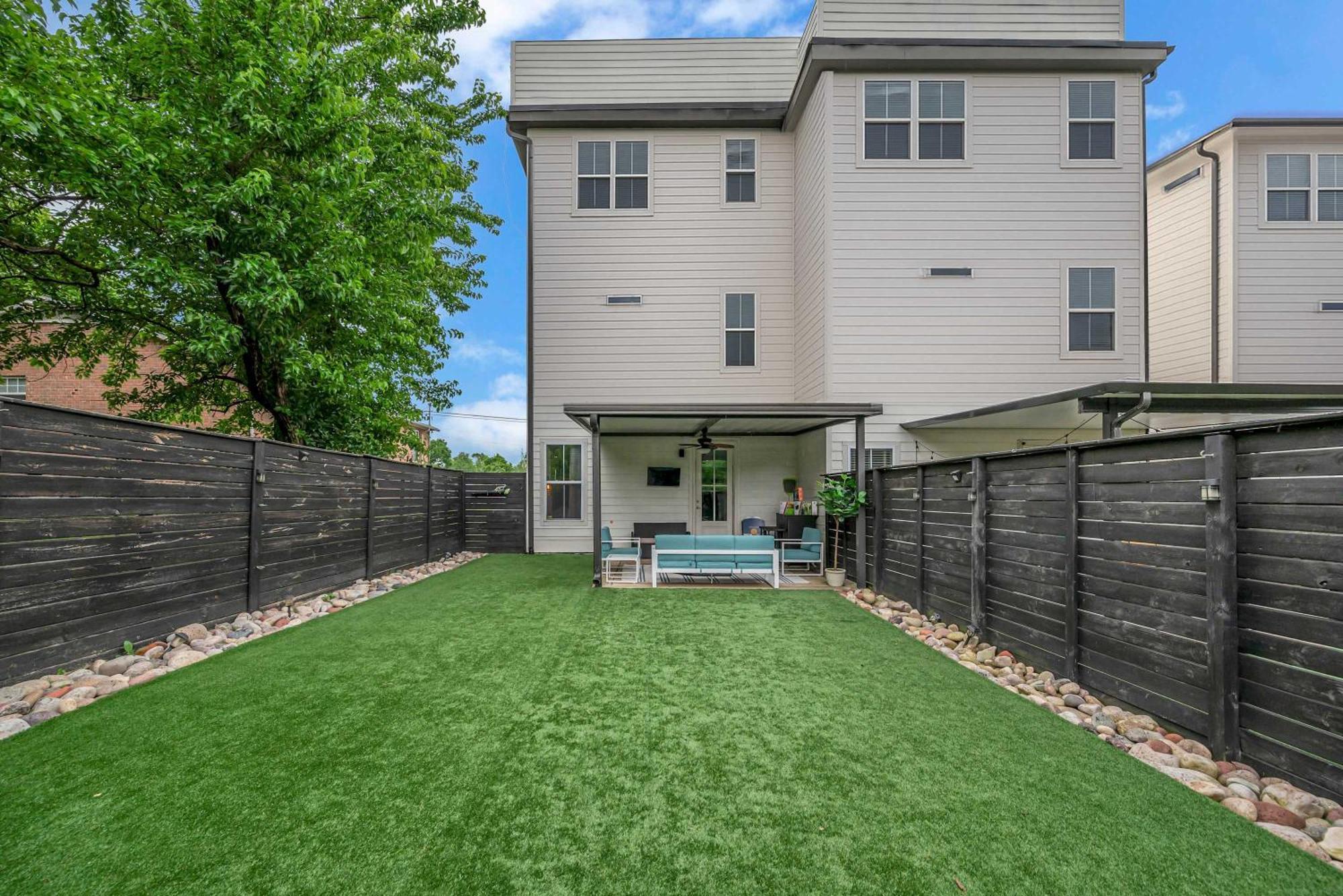 Holiday home Rooftop Large Backyard Fire Pit Near Downtown *
