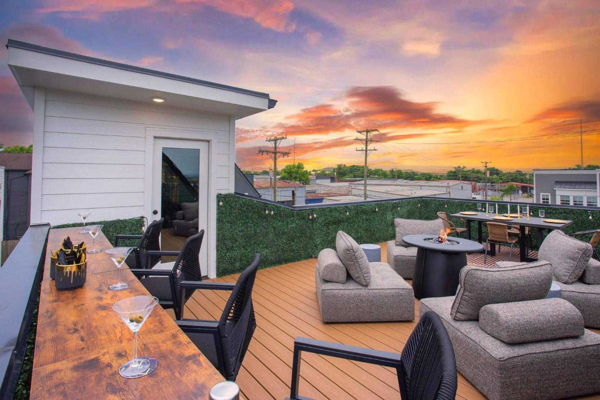 Rooftop Deck Hot Tub Fire Pit Sleeps 10 Holiday home Nashville