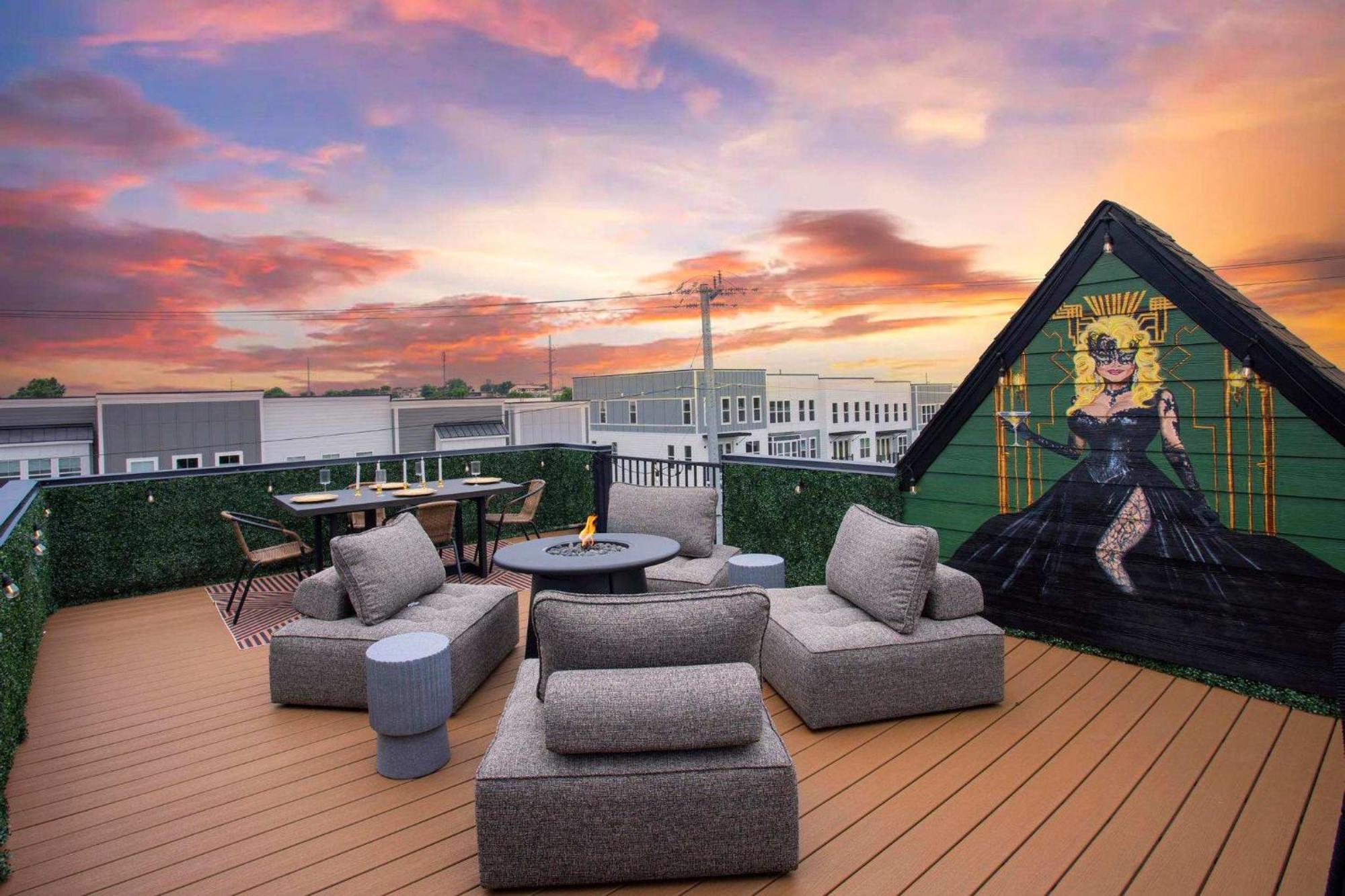 Holiday home Rooftop Deck Hot Tub Fire Pit Sleeps 10