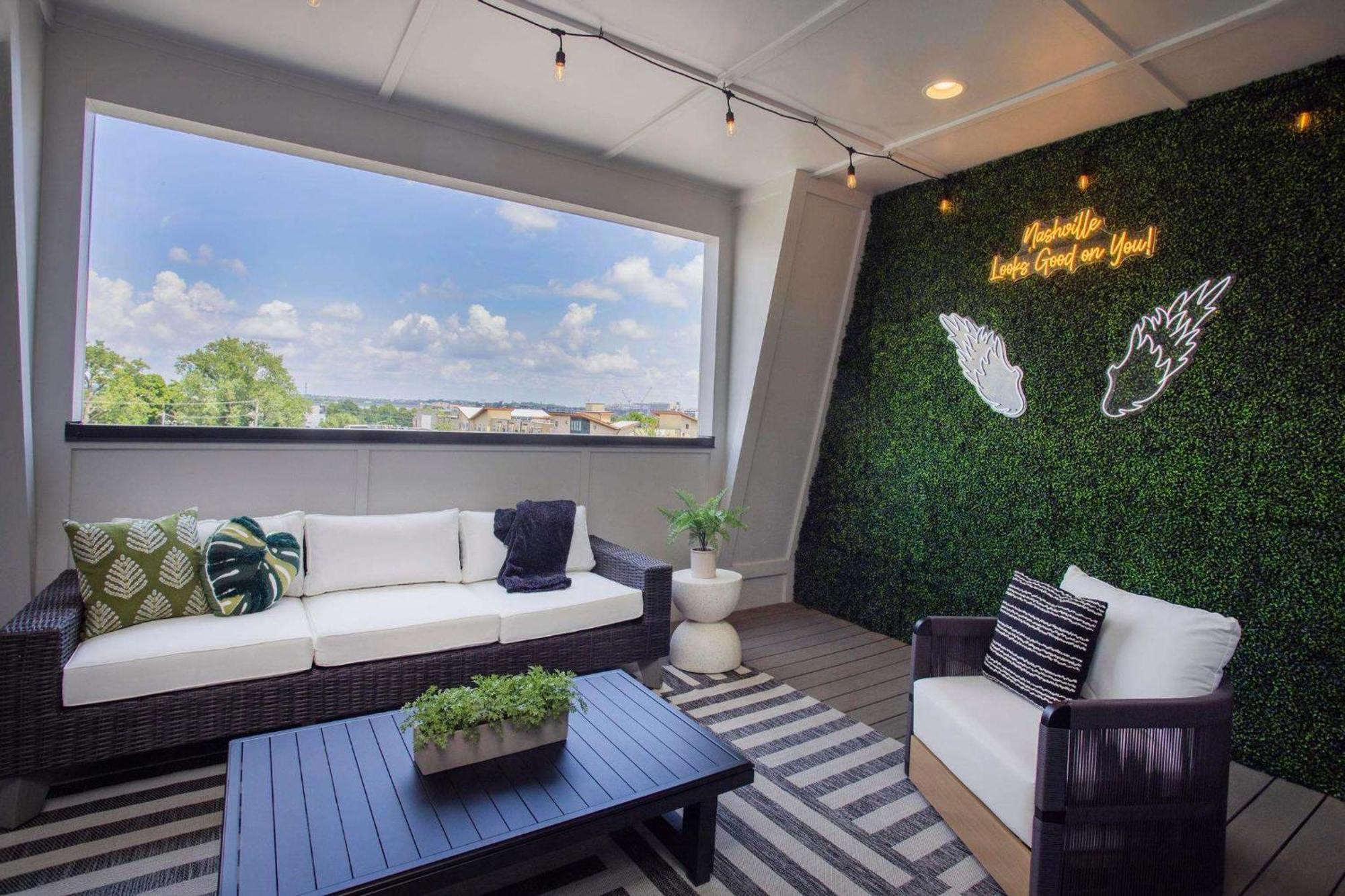 Brand New Elegance Rooftop Views Of Holiday home