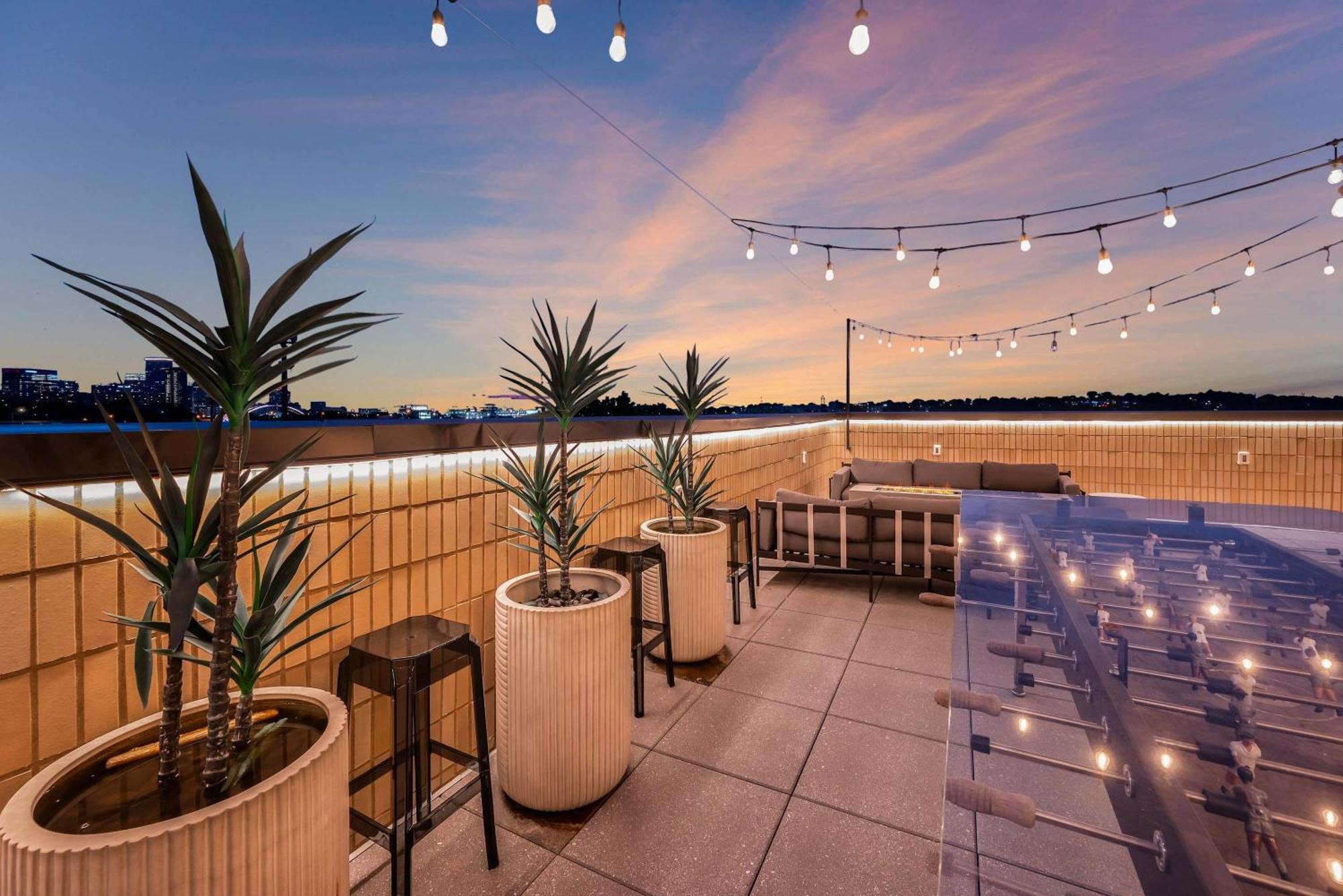 Luxe Trio Sleeps 21 And Rooftop Access