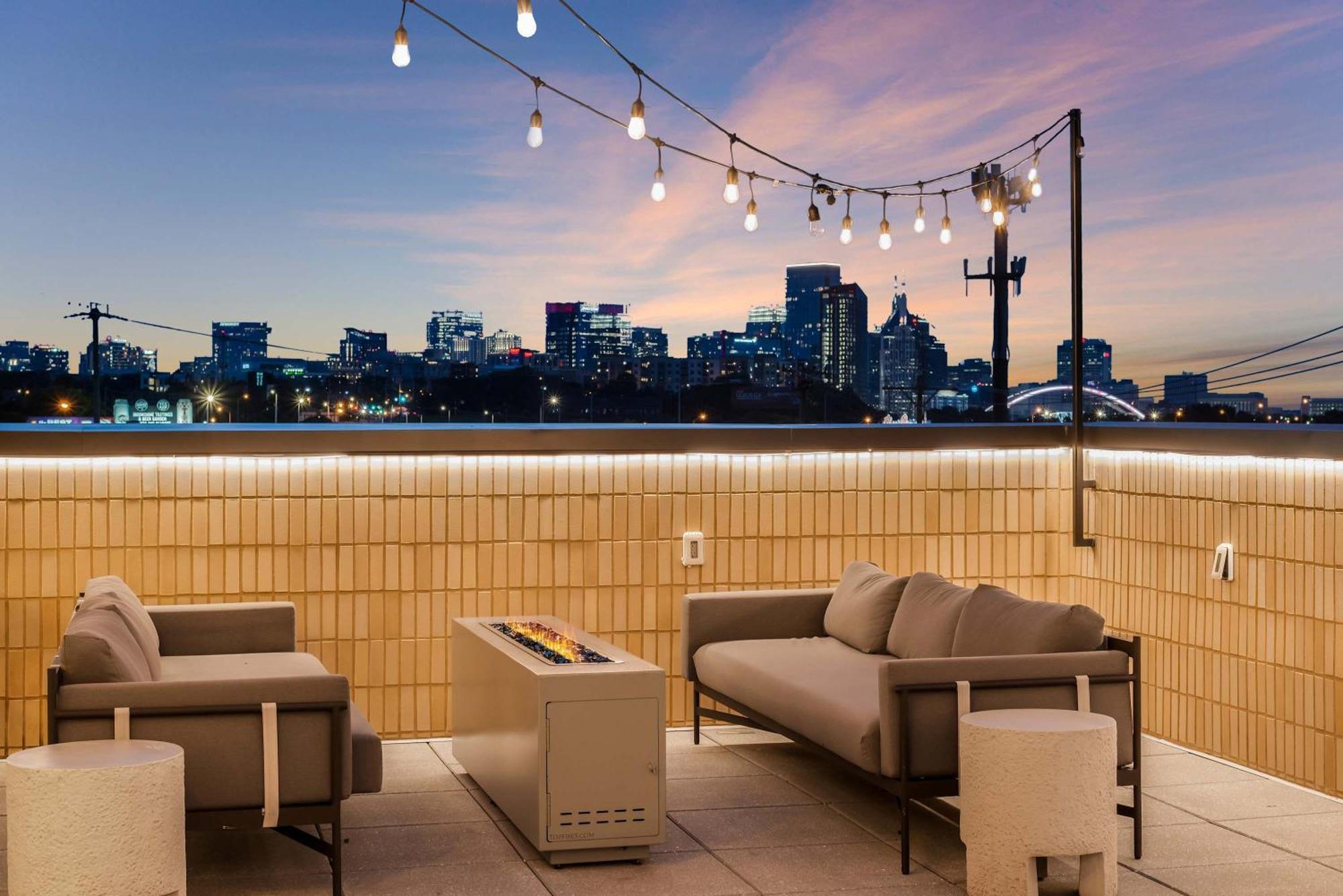 Apartment Luxe Trio Sleeps 21 And Rooftop Access Nashville