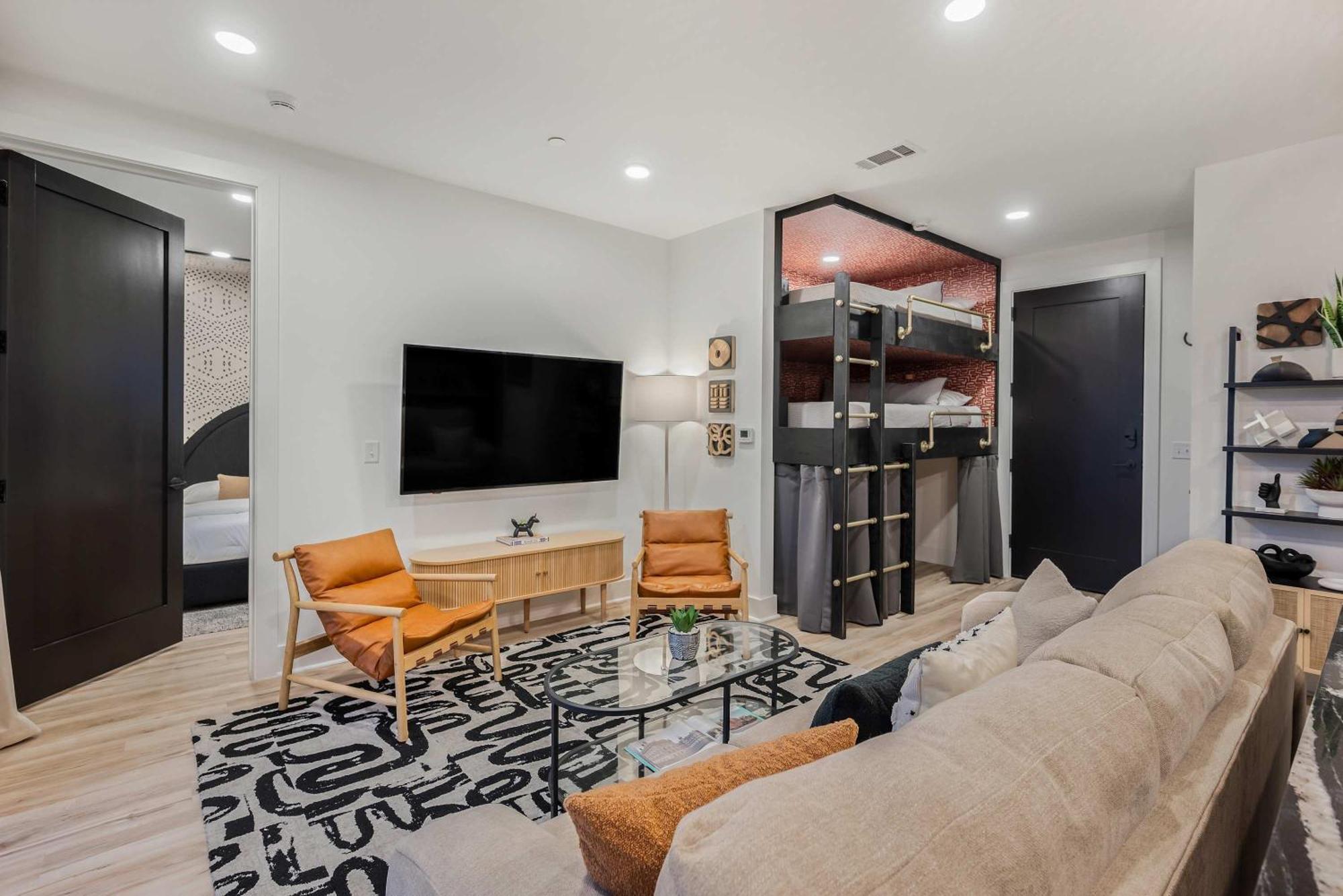 Apartment Luxe Trio Sleeps 21 And Rooftop Access *