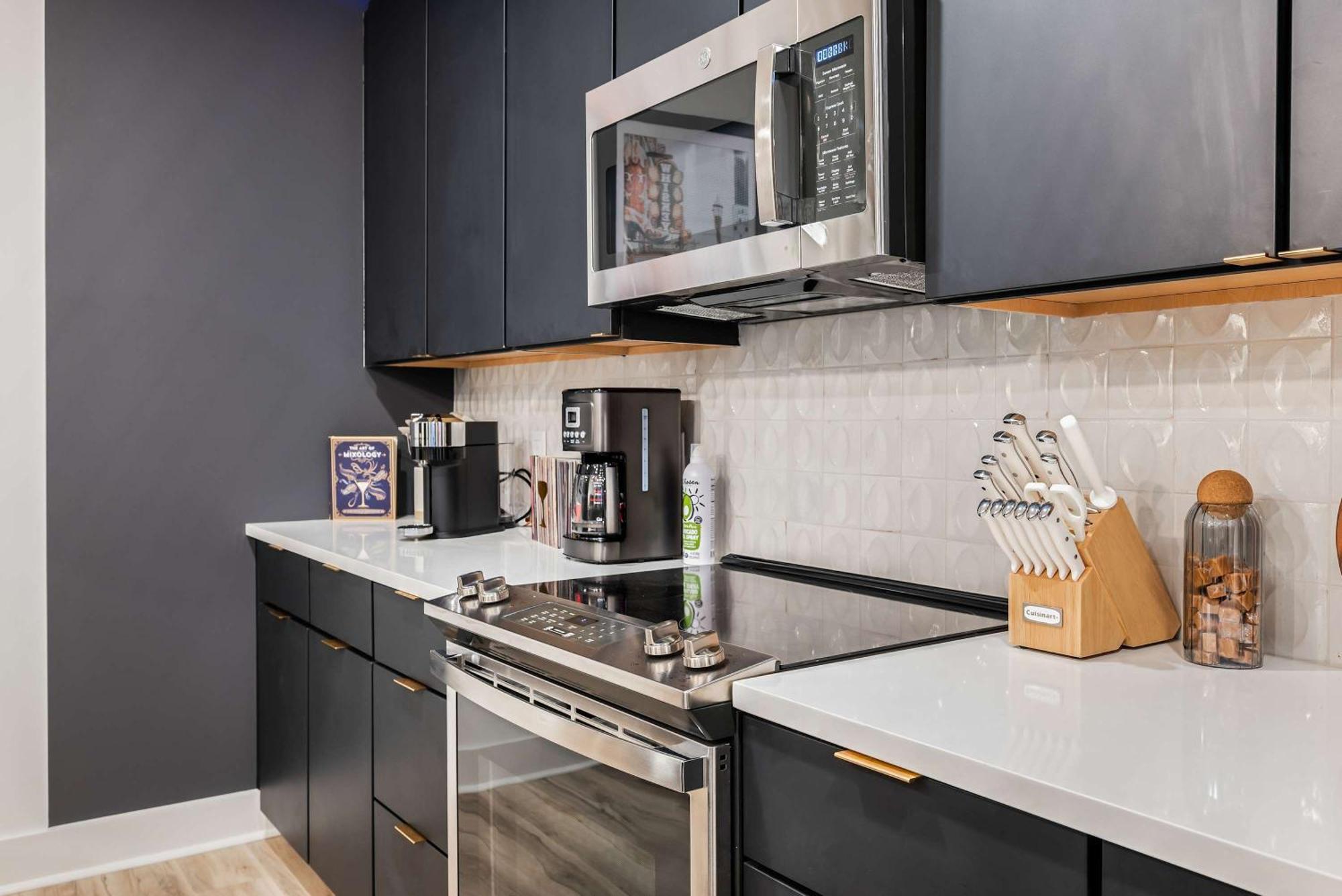 Luxe Trio Sleeps 21 And Rooftop Access Apartment Nashville