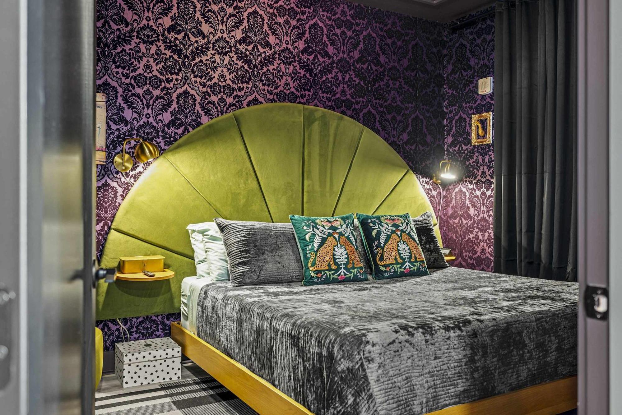 Apartment Luxe Trio Sleeps 21 And Rooftop Access *