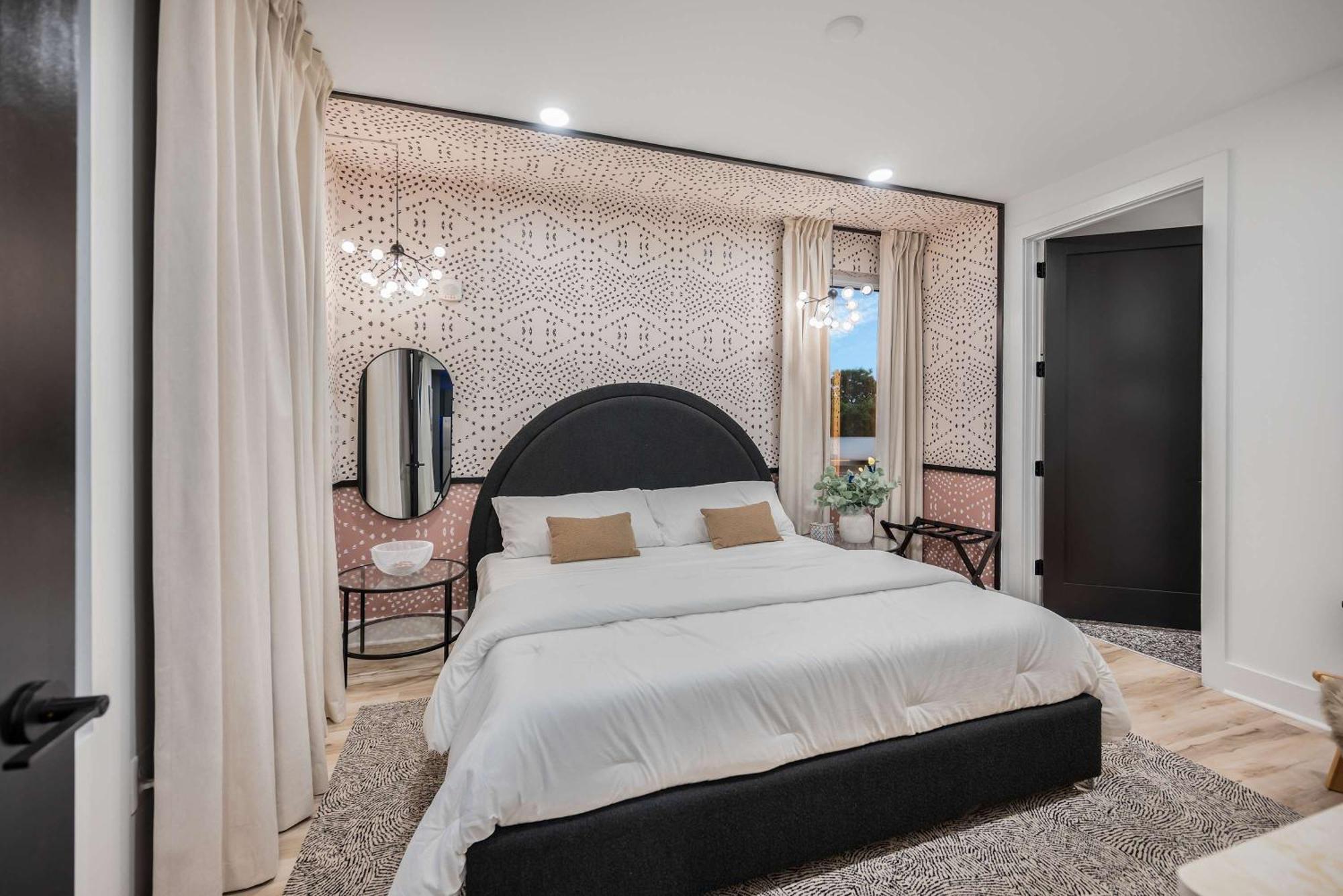 Luxe Trio Sleeps 21 And Rooftop Access