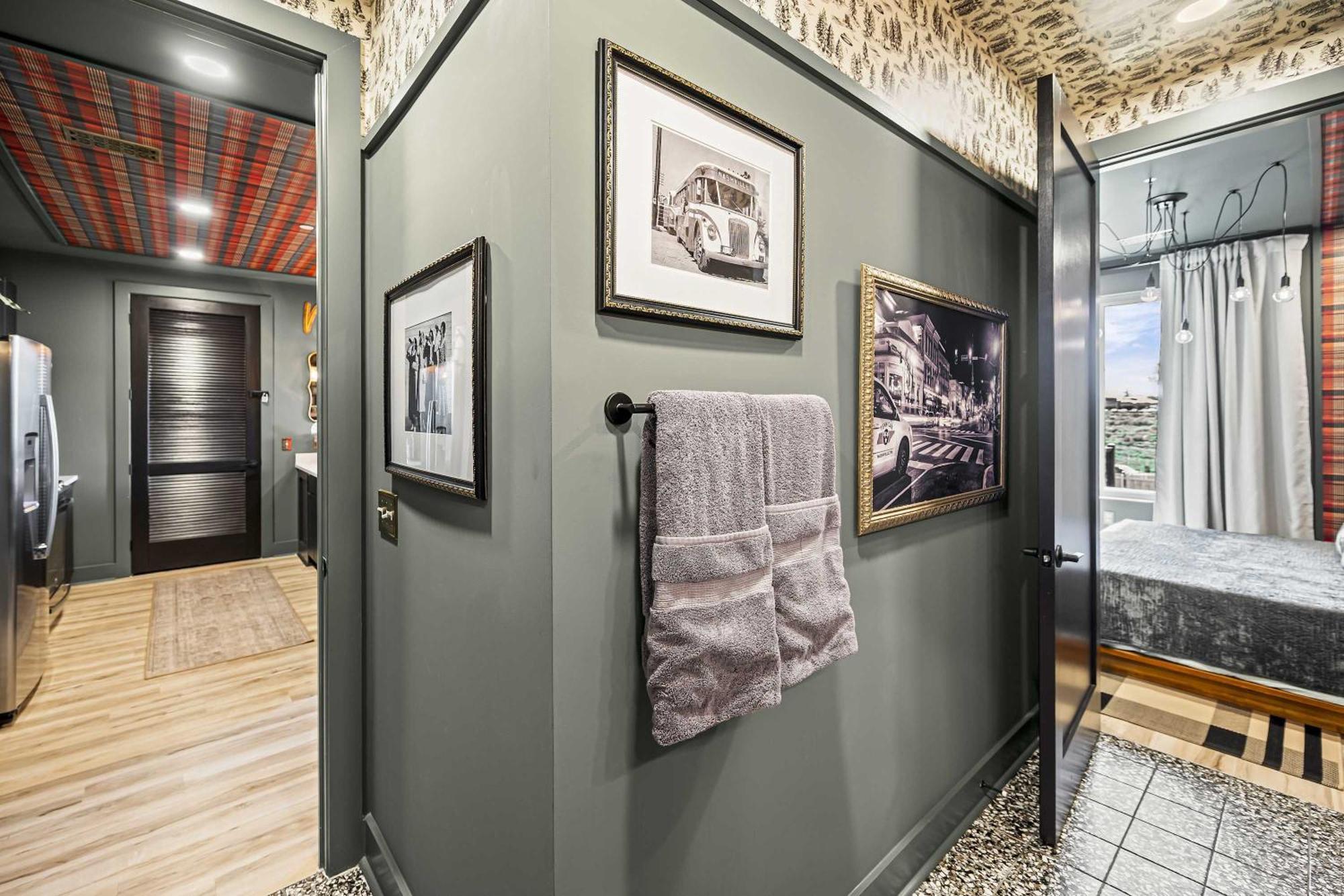 Apartment Luxe Trio Sleeps 21 And Rooftop Access