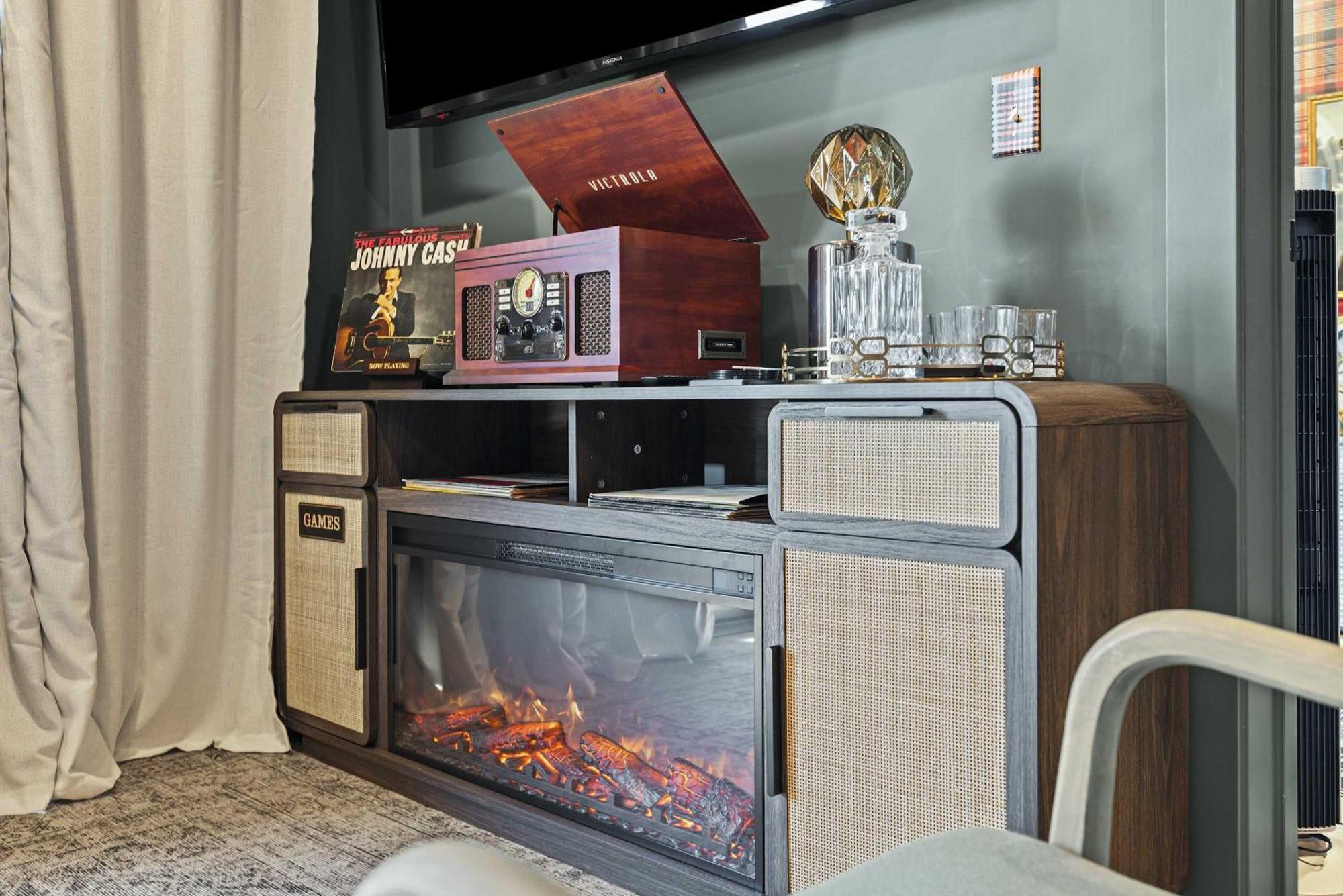 Luxe Trio Sleeps 21 And Rooftop Access * Nashville