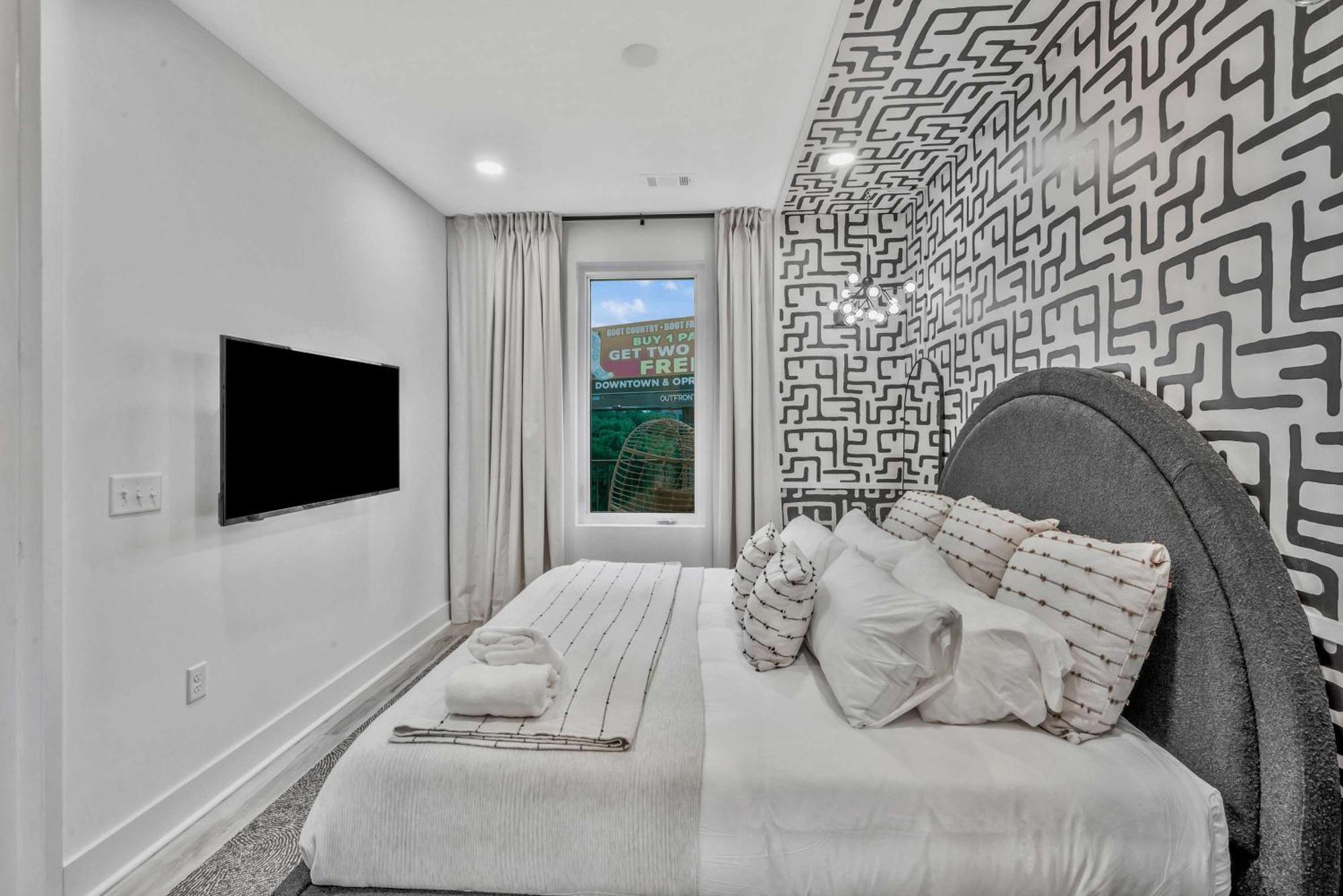 Apartment Luxe Trio Sleeps 21 And Rooftop Access *