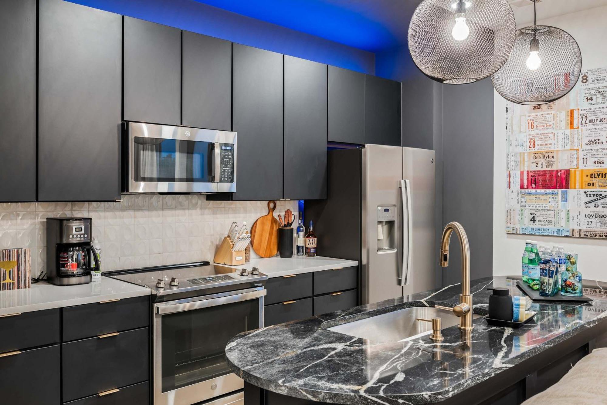 Luxe Trio Sleeps 21 And Rooftop Access * Nashville