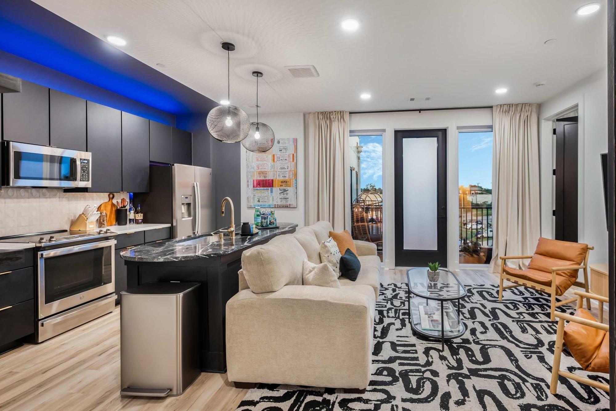 Luxe Trio Sleeps 21 And Rooftop Access * Nashville