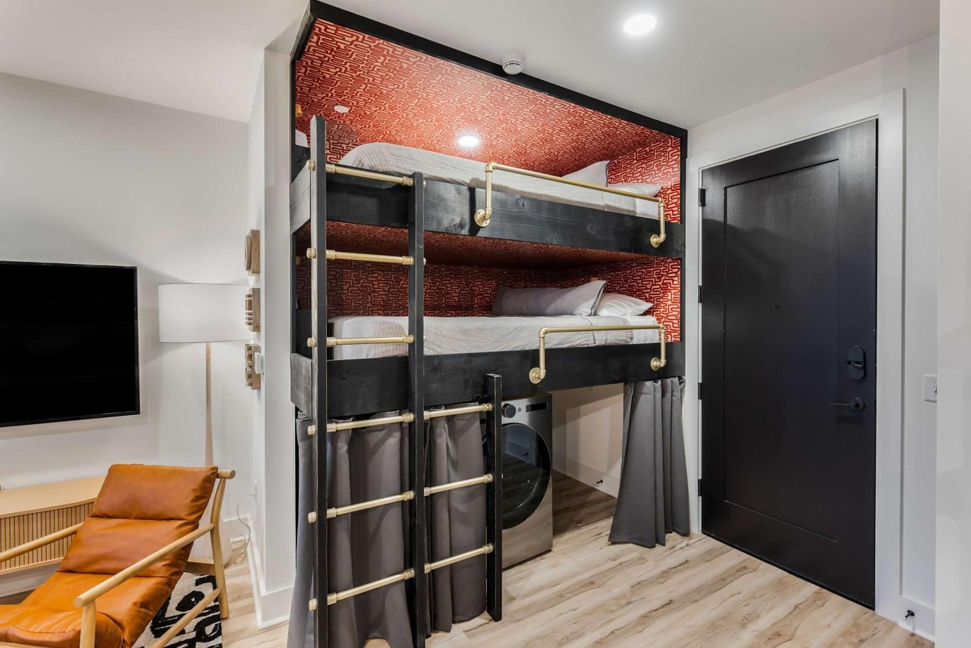 Luxe Trio Sleeps 21 And Rooftop Access Apartment