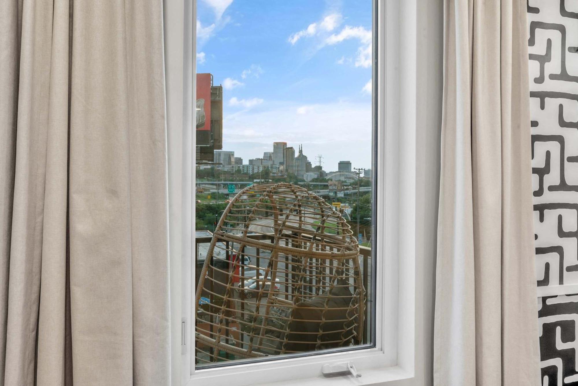 Luxe Trio Sleeps 21 And Rooftop Access Apartment Nashville