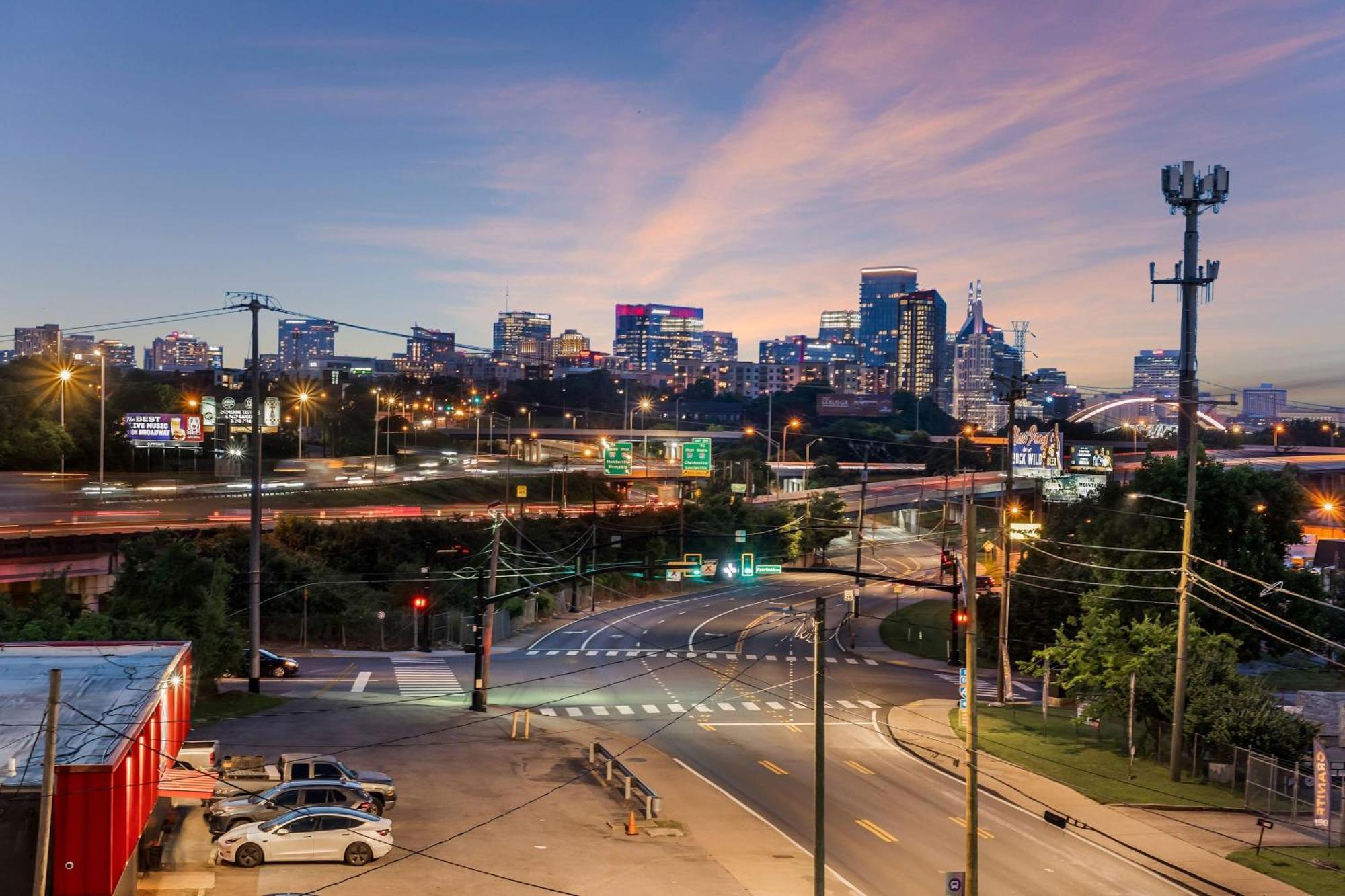 Luxe Trio Sleeps 21 And Rooftop Access Nashville