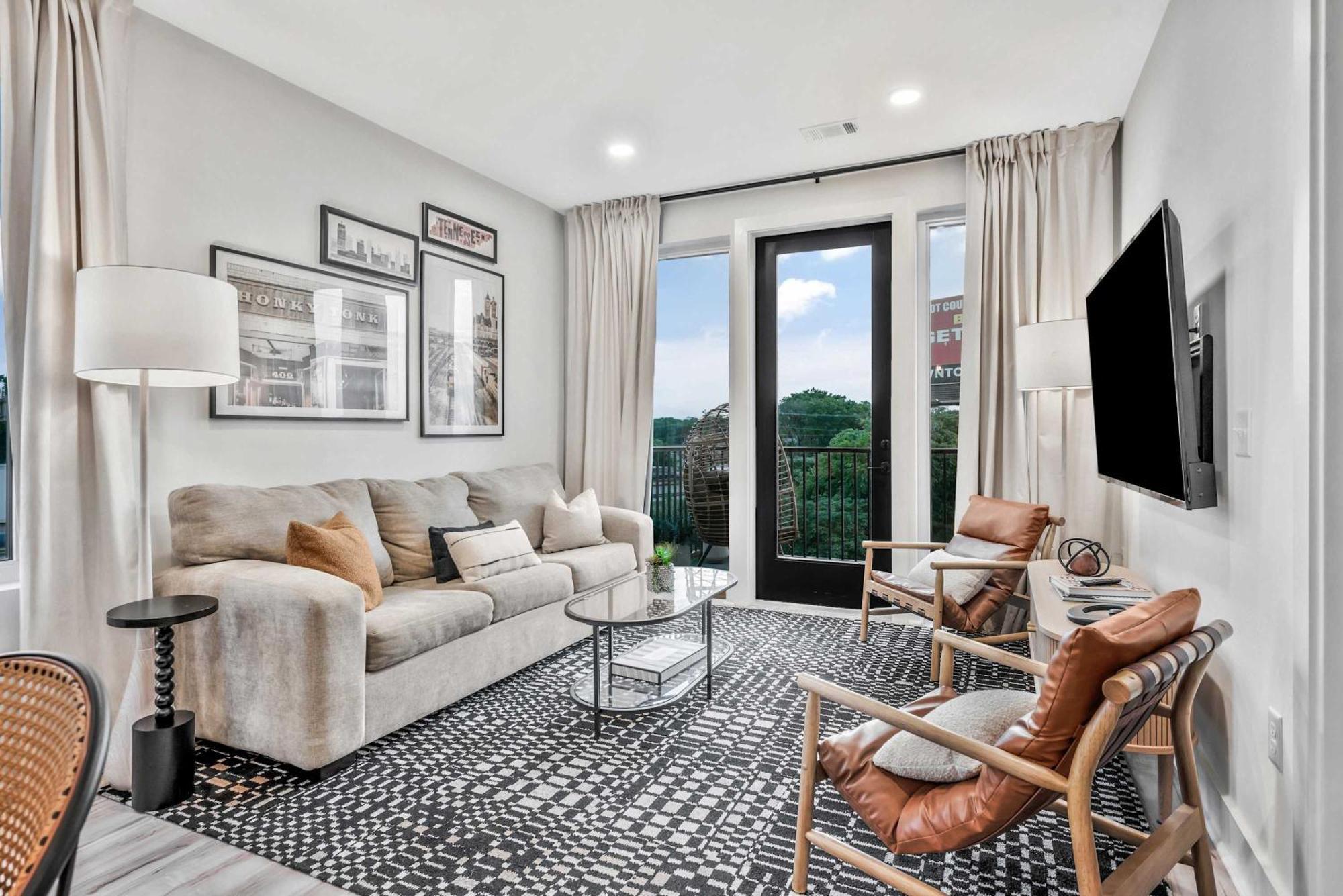 Luxe Trio Sleeps 21 And Rooftop Access * Nashville