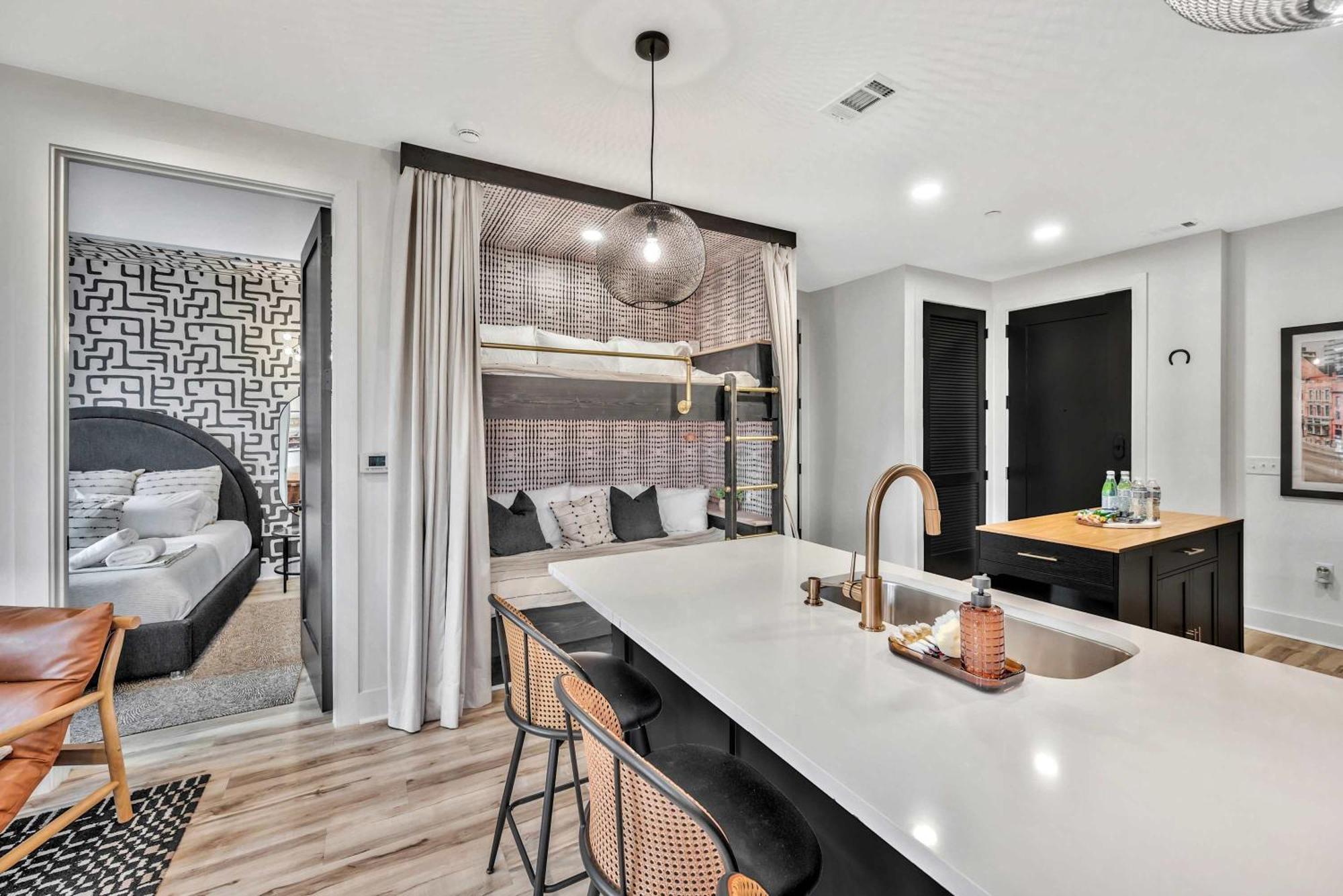 Luxe Trio Sleeps 21 And Rooftop Access *