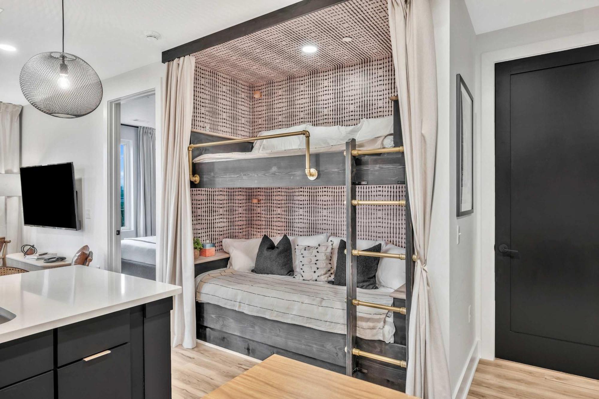 Luxe Trio Sleeps 21 And Rooftop Access Nashville