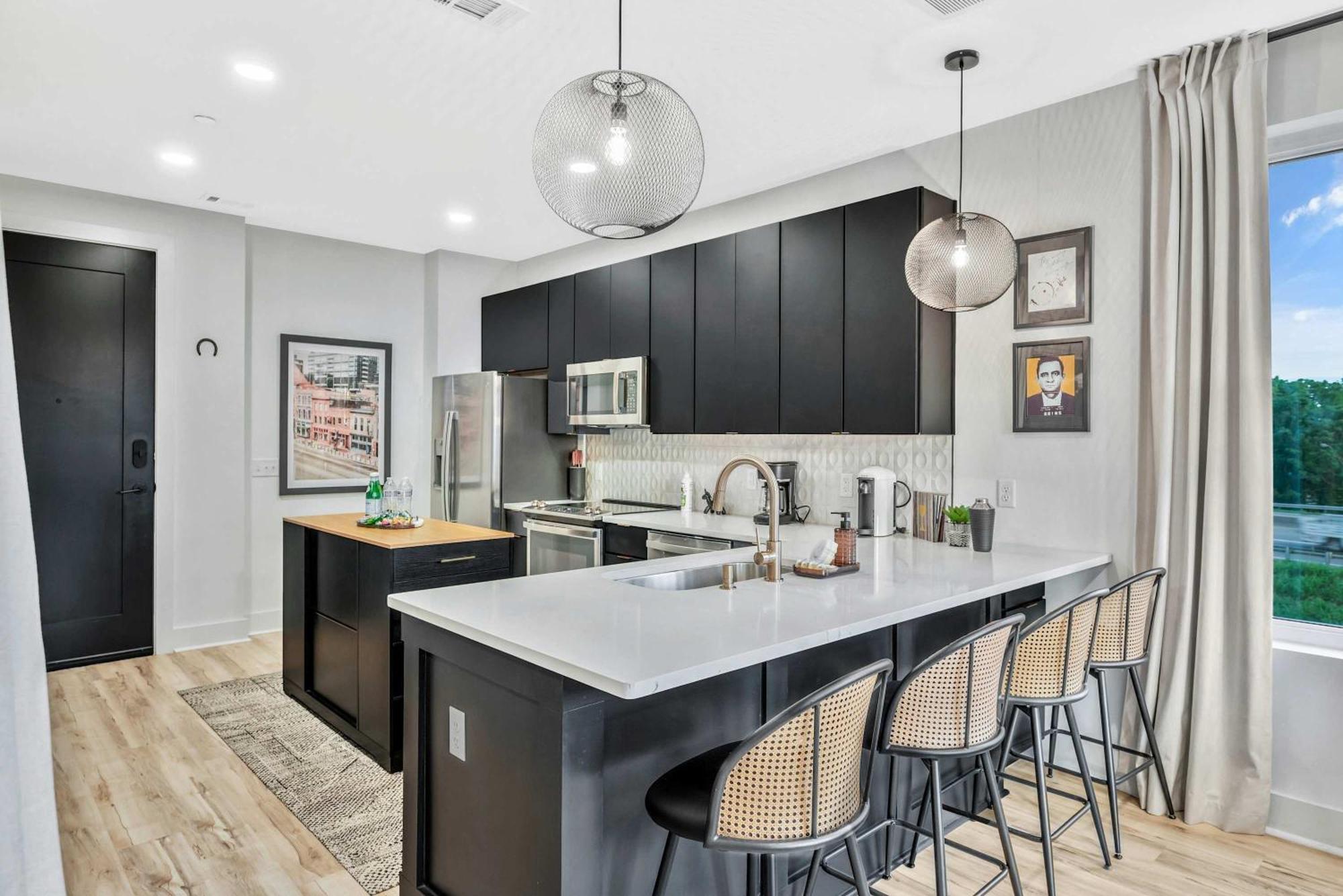 Luxe Trio Sleeps 21 And Rooftop Access Apartment Nashville