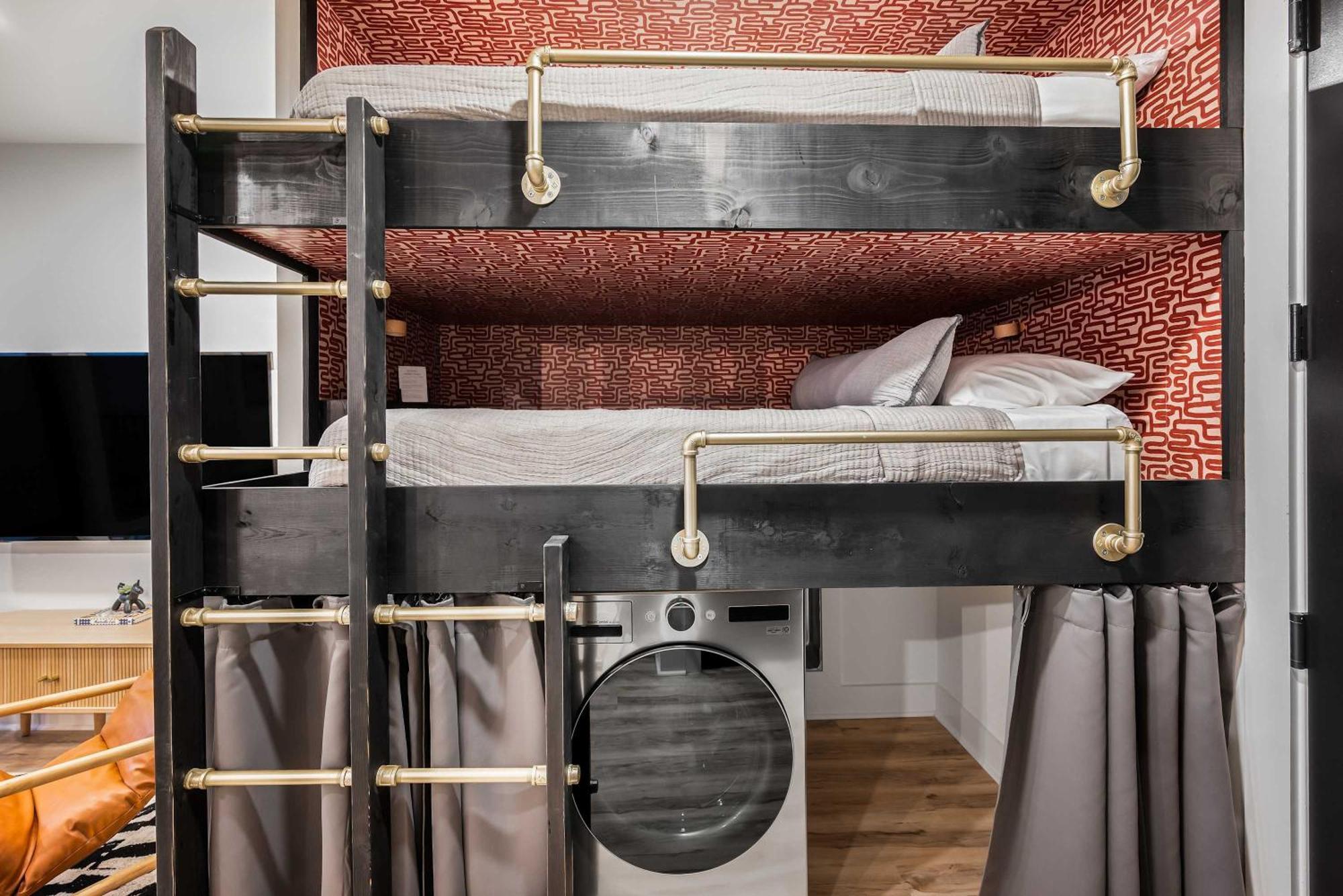 Luxe Trio Sleeps 21 And Rooftop Access Apartment