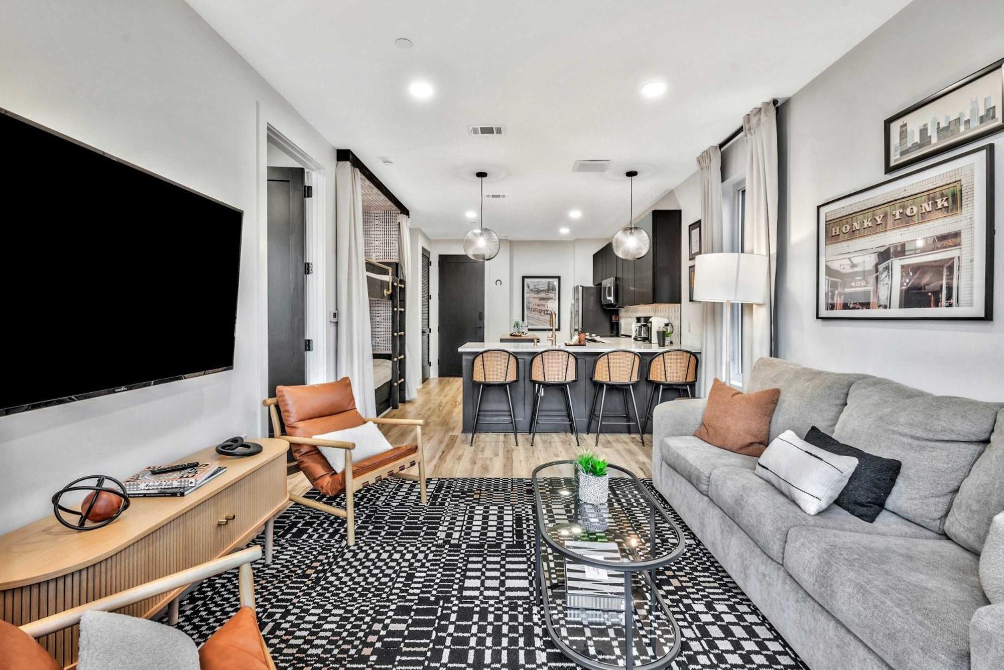 New 2 Luxe Penthouses With Balcony And Views Apartment Nashville