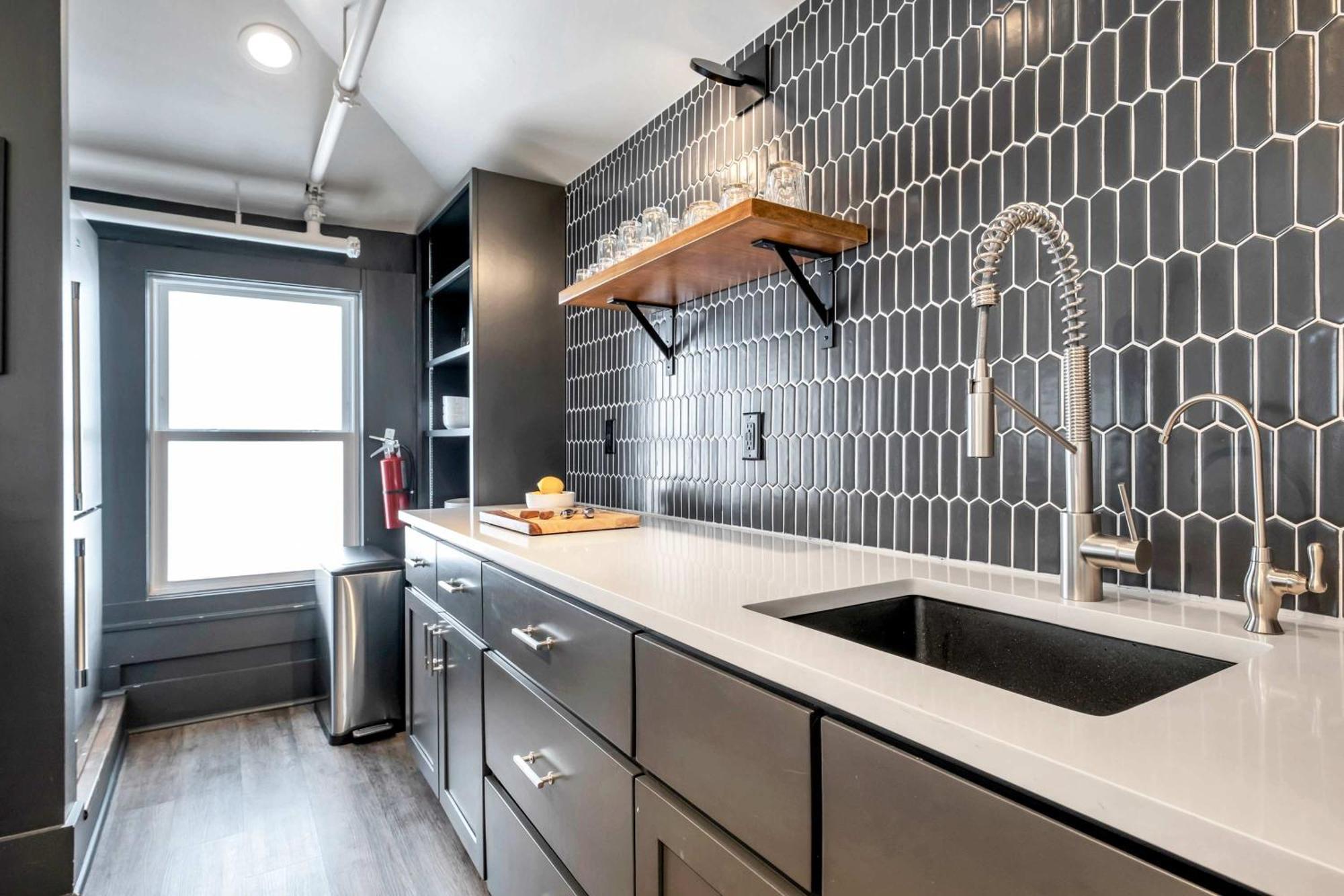 Skyline With Penthouse & Rooftop Deck 6br By Maddox Apartment