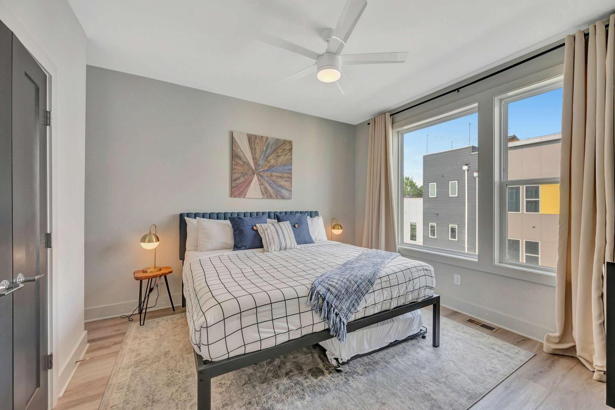 Holiday home Rooftop Deck Grill Ping Pong Near Downtown *