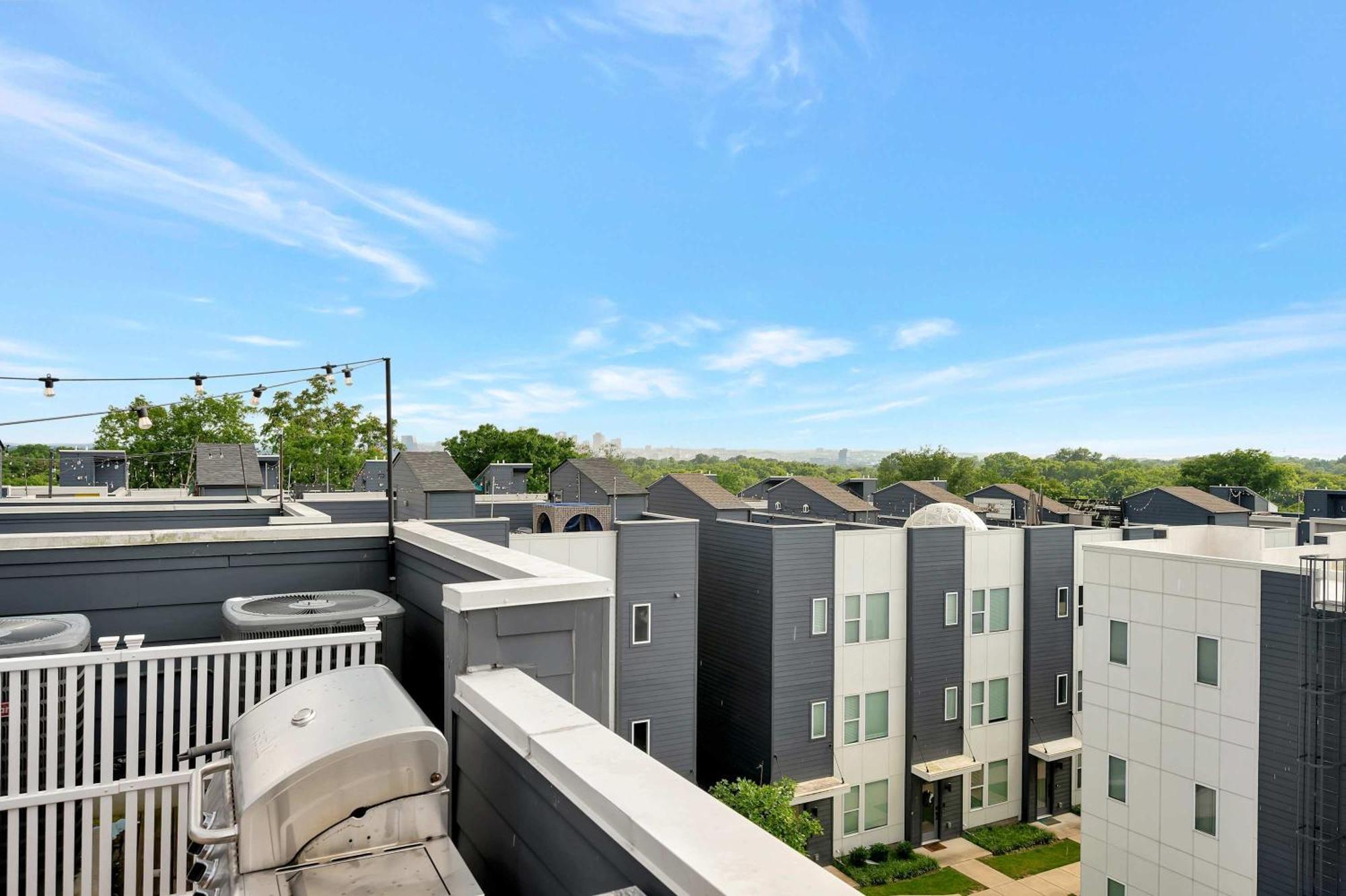 Holiday home Rooftop Deck Grill Ping Pong Near Downtown *
