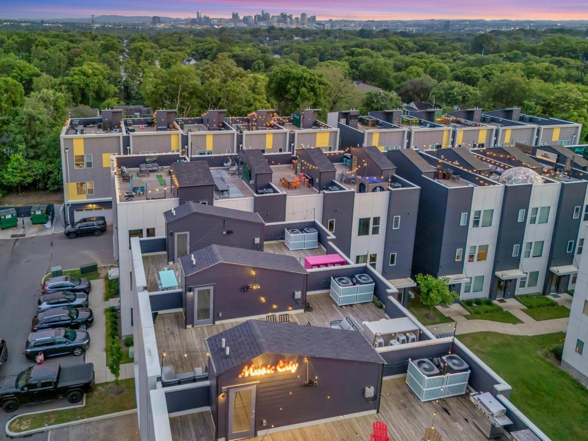 Rooftop Deck Grill Ping Pong Near Downtown * Nashville