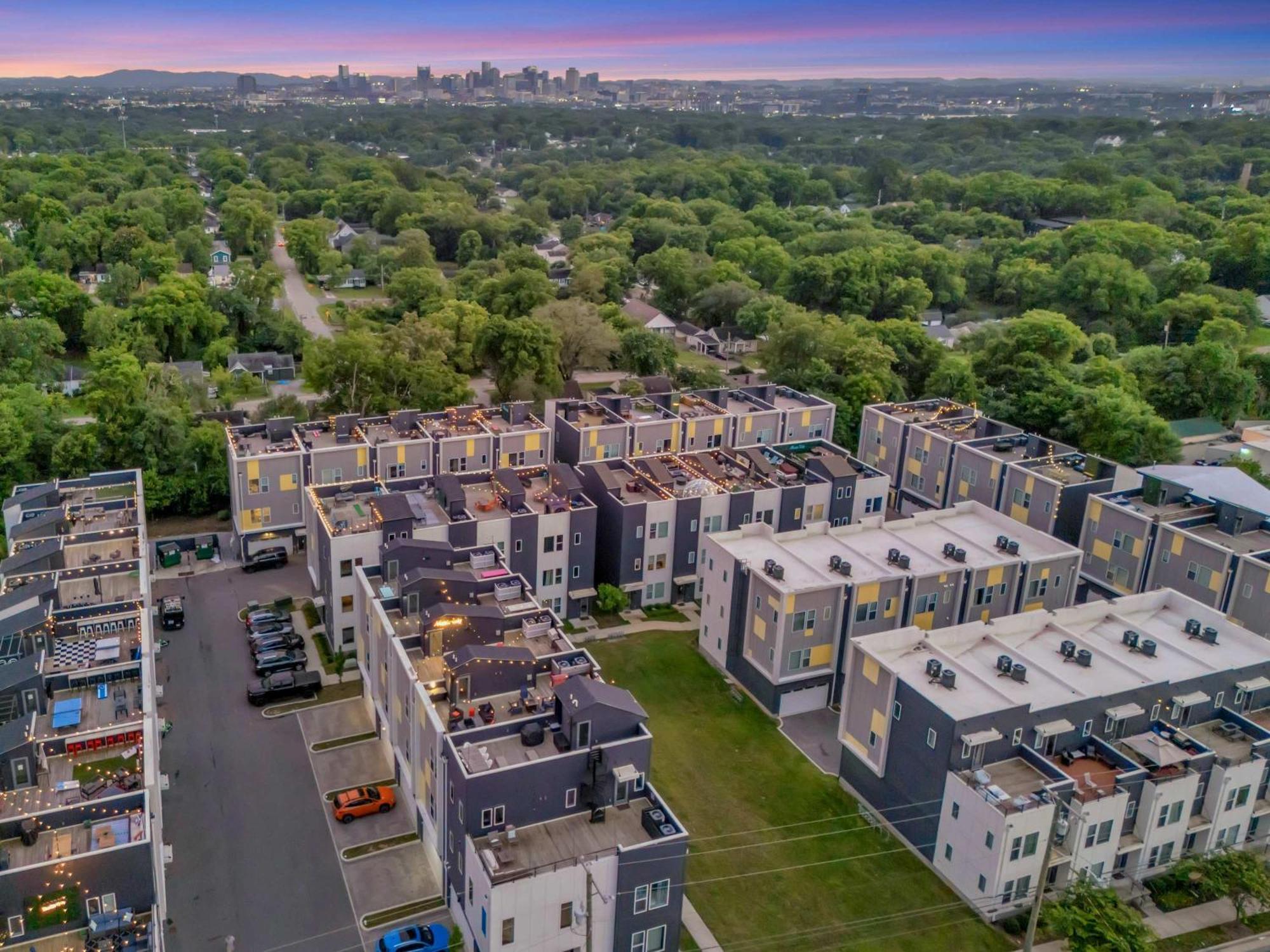 Holiday home Rooftop Deck Grill Ping Pong Near Downtown