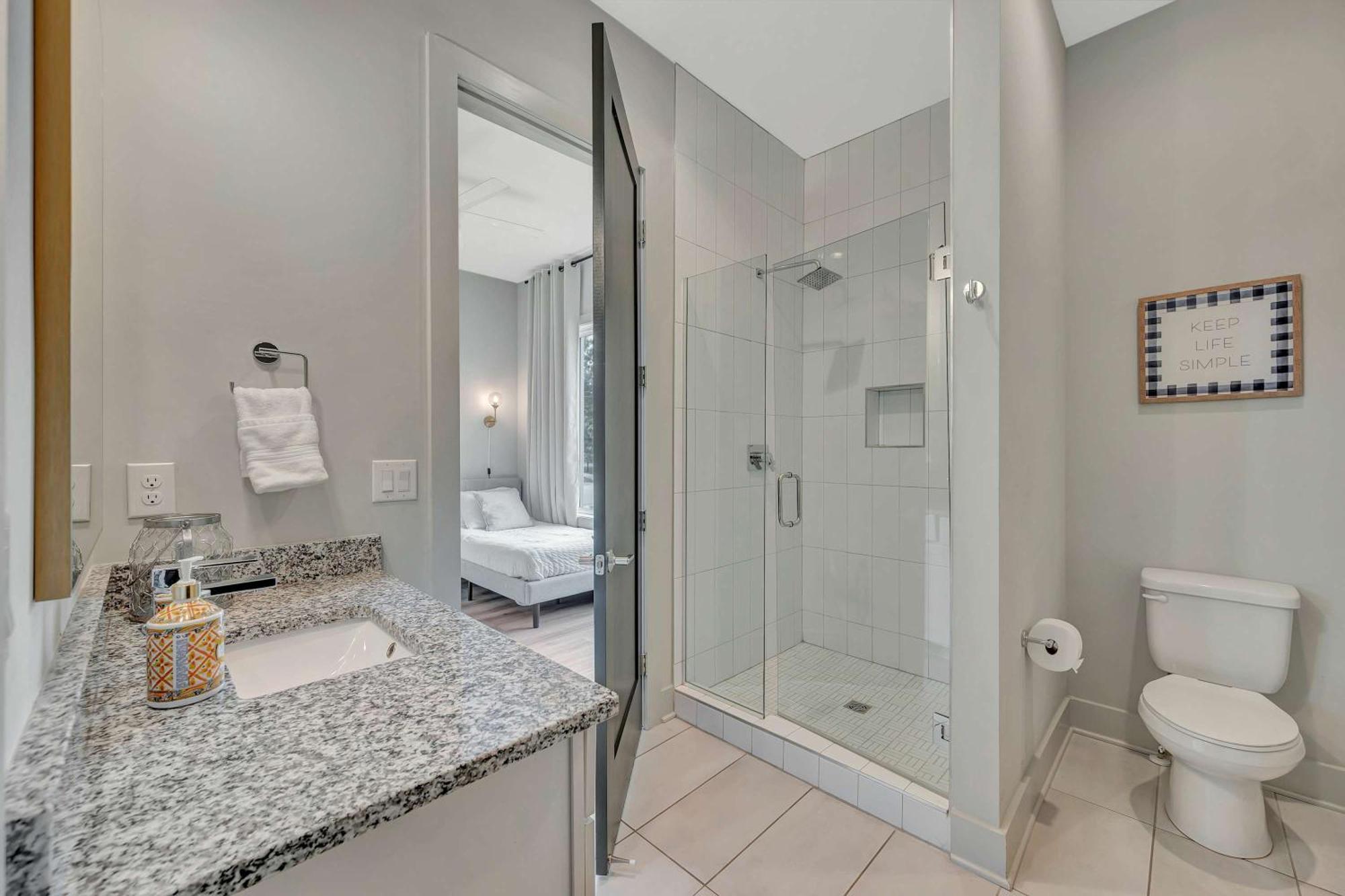 Rooftop Deck Grill Ping Pong Near Downtown Holiday home *