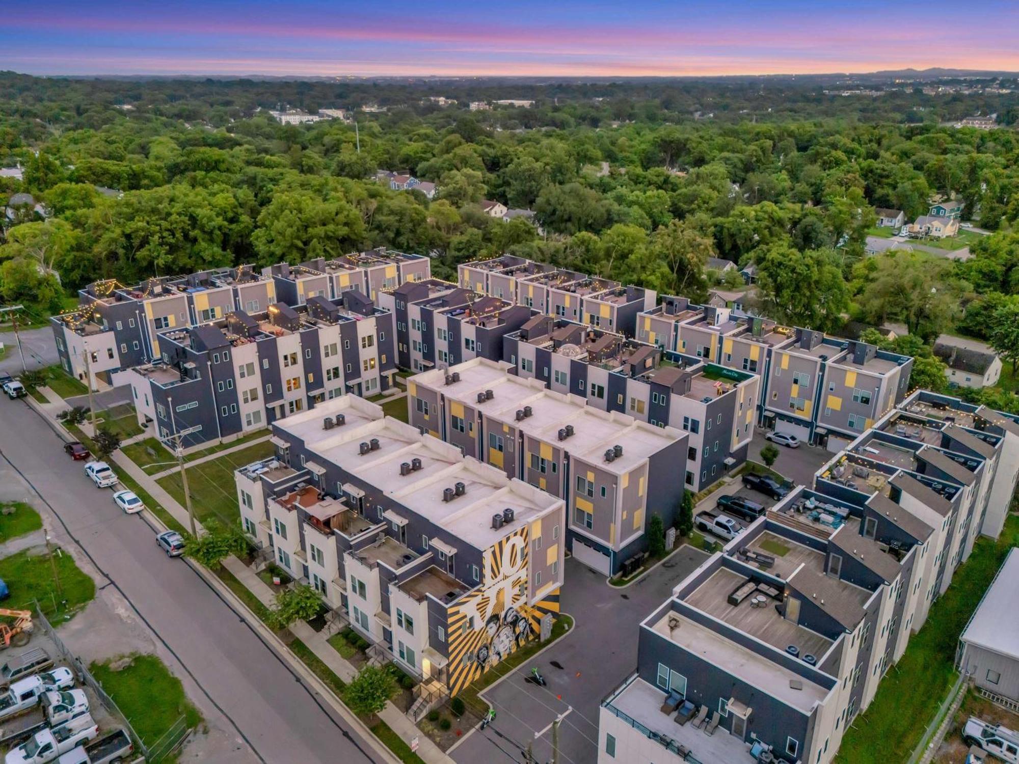 Rooftop Deck Grill Ping Pong Near Downtown Holiday home Nashville