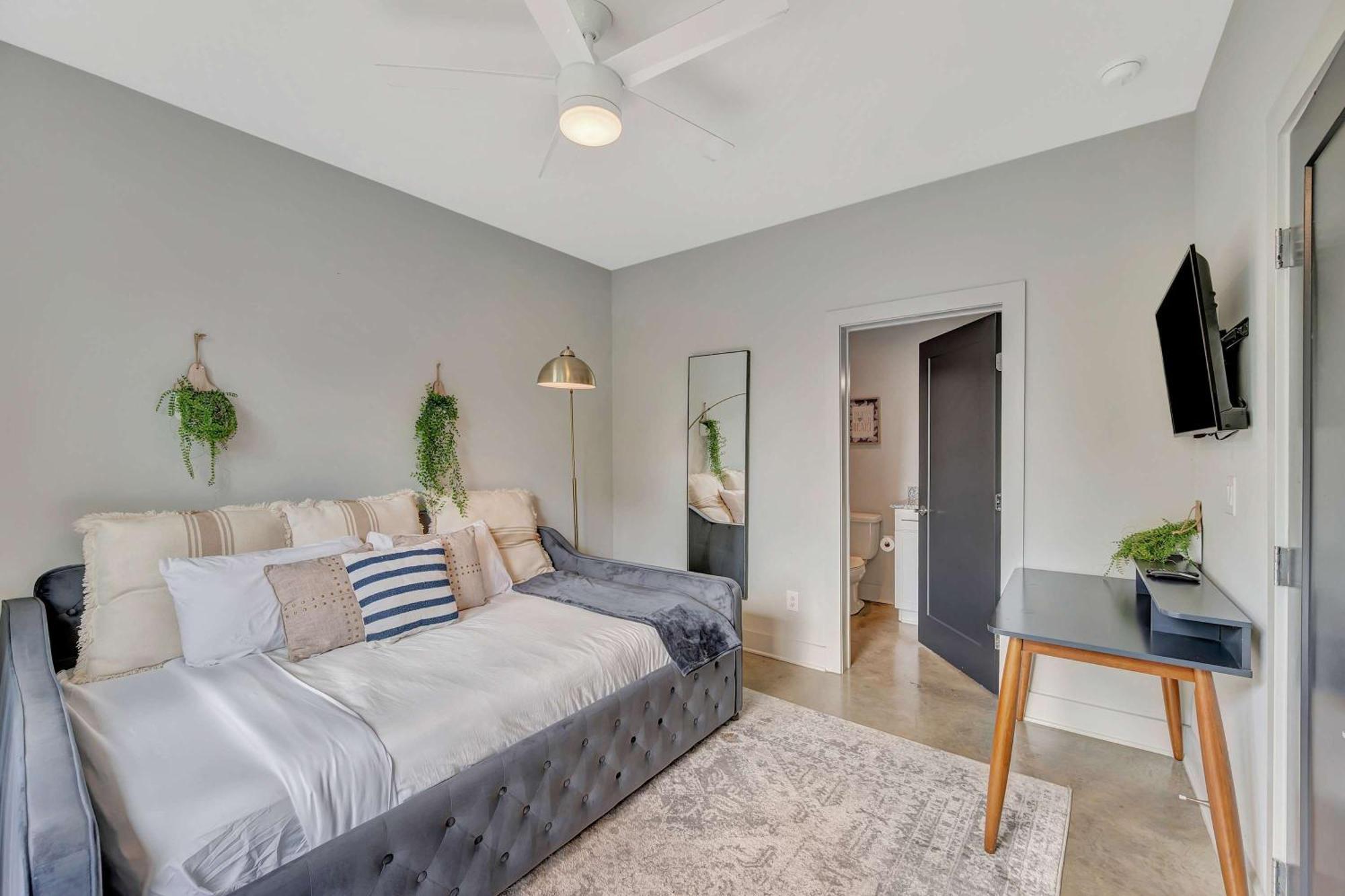 Rooftop Deck Grill Ping Pong Near Downtown *