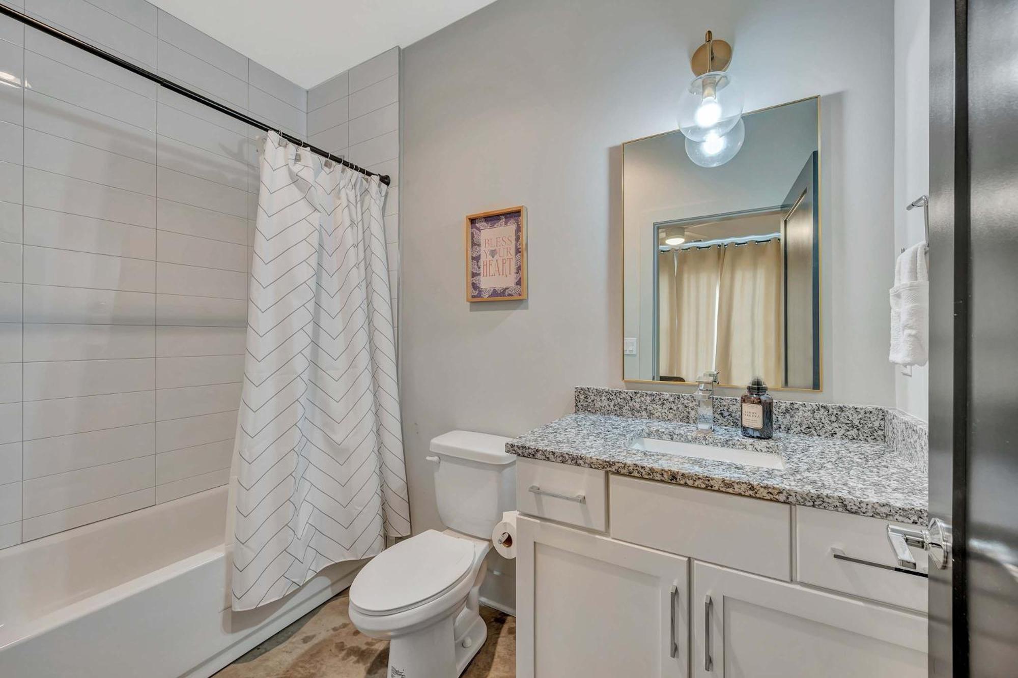 Rooftop Deck Grill Ping Pong Near Downtown Holiday home *