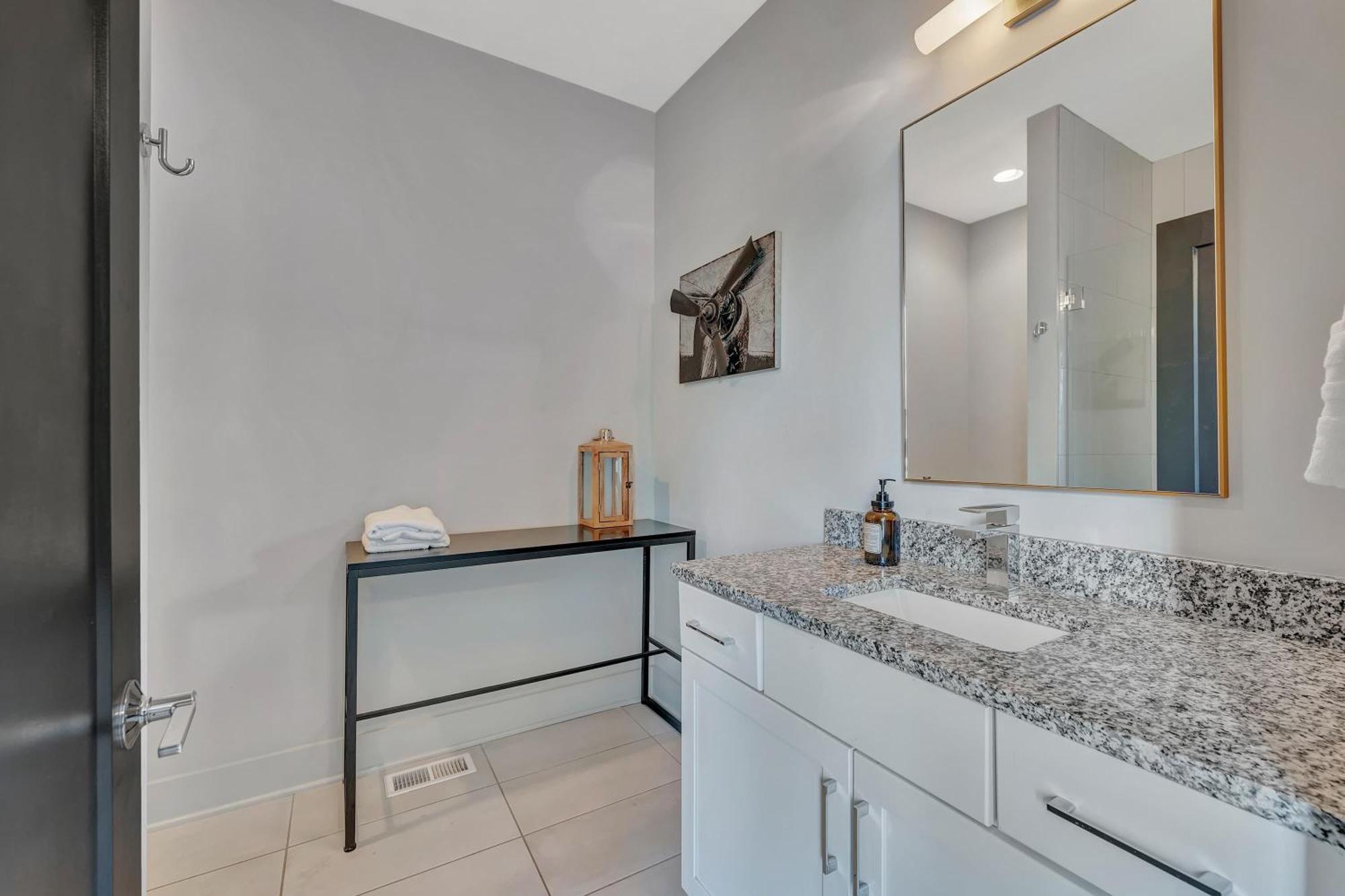 Holiday home Rooftop Deck Grill Ping Pong Near Downtown *