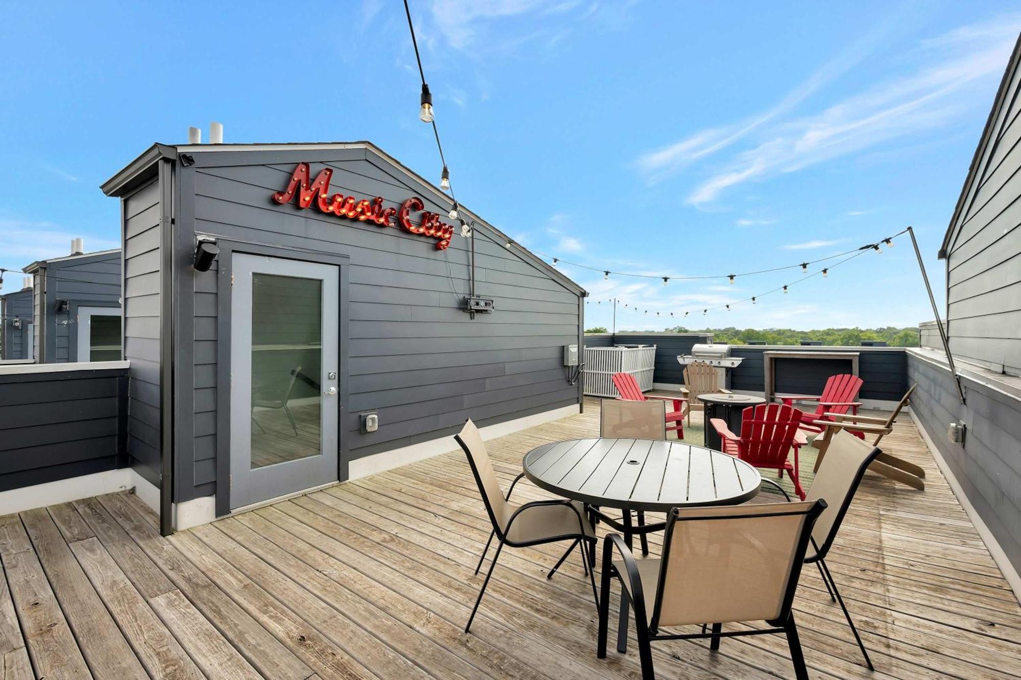 Holiday home Rooftop Deck Grill Ping Pong Near Downtown *