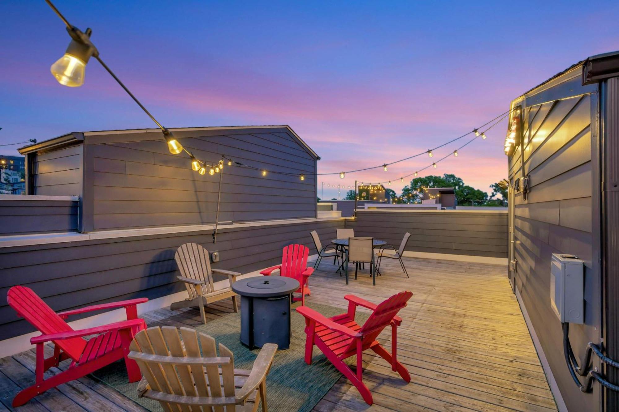 Holiday home Rooftop Deck Grill Ping Pong Near Downtown