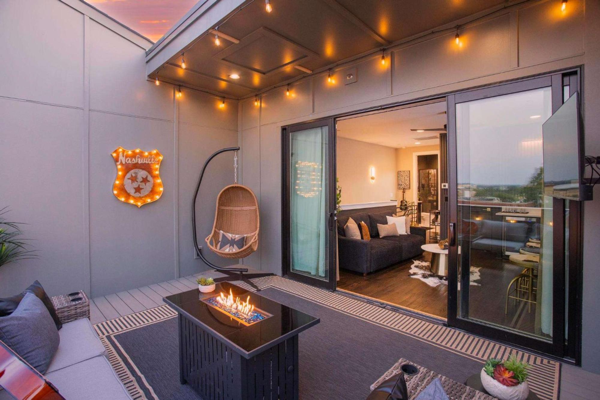 Luxury - Fire Table Balcony & Views Nashville