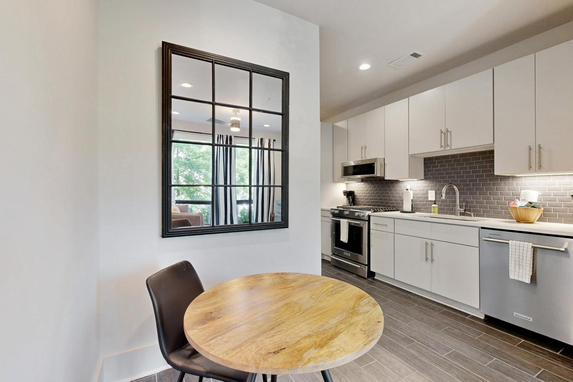 19th & Wedgewood Apartment *