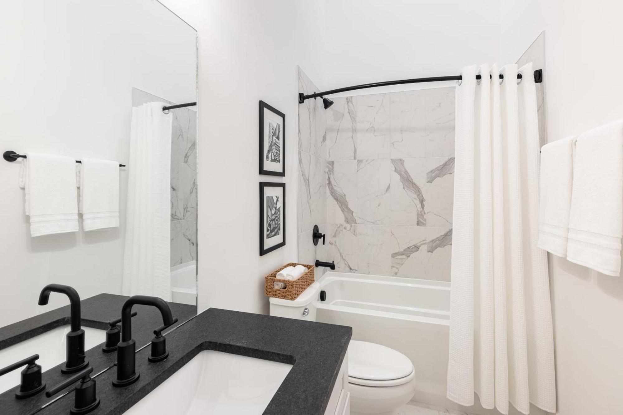 New Build 2 Minutes From Downtown Dining Entertainment Holiday home