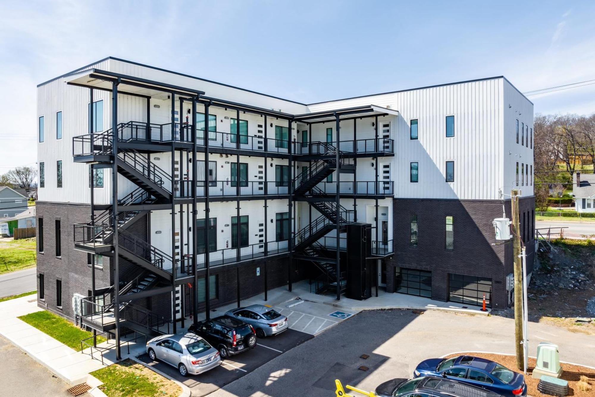 New Build 2 Minutes From Downtown Dining Entertainment