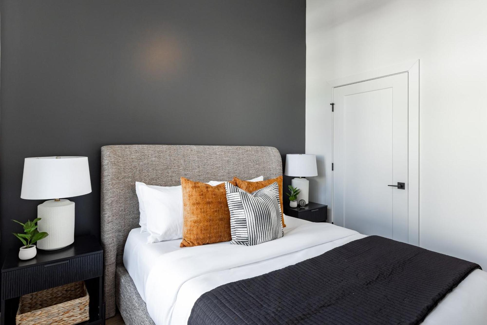 New Build Sleeps 12 2 Modern Design Near Downtown Holiday home